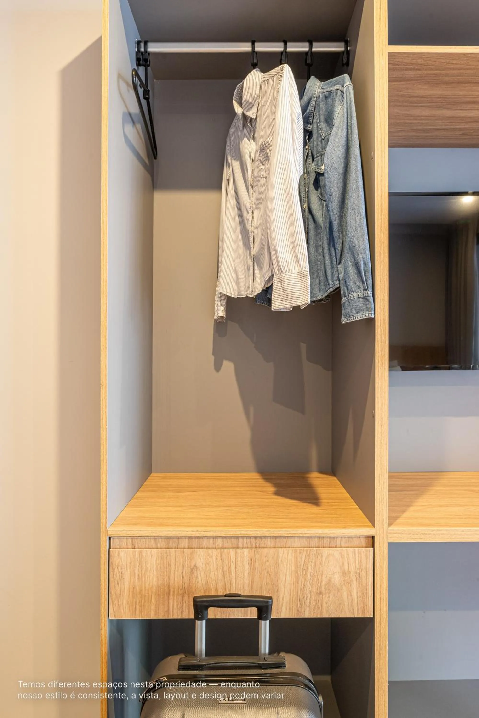 wardrobe in Next Paulista by Viva - Apartamentos completos ao lado da Av Paulista e MASP