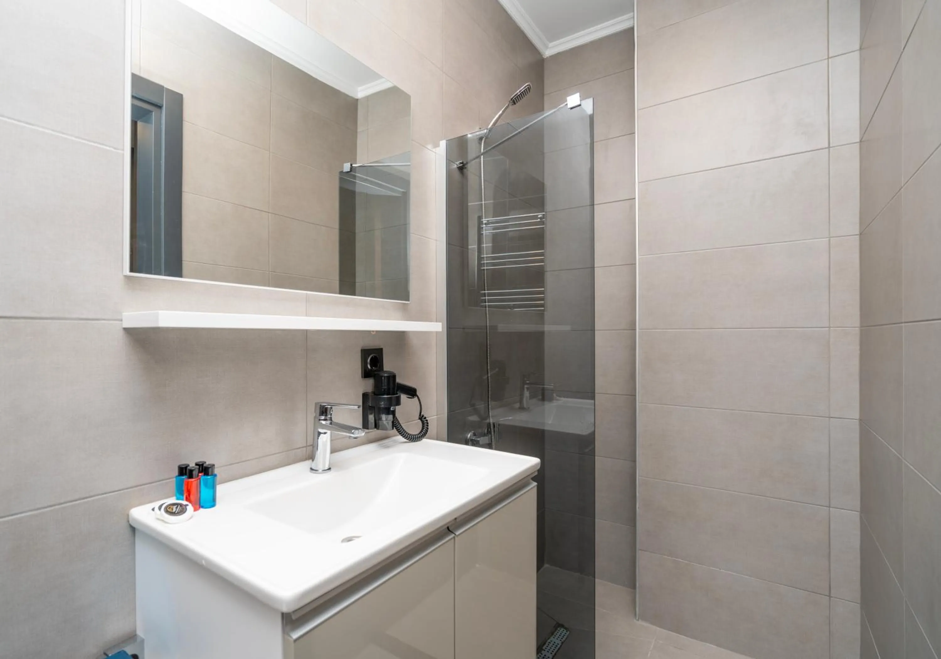 Shower in Center Suite