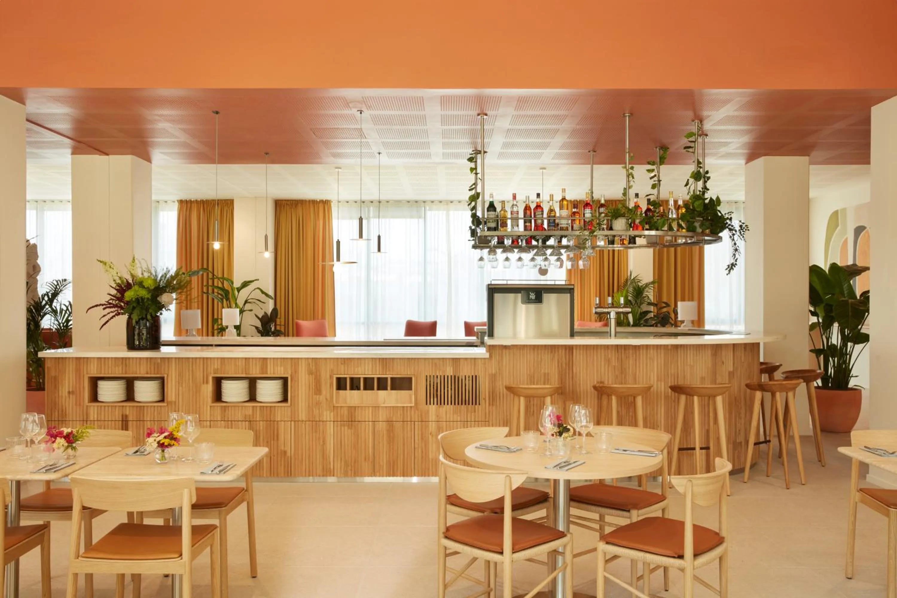 Restaurant/places to eat in OKKO Hotels Paris Rosa Parks