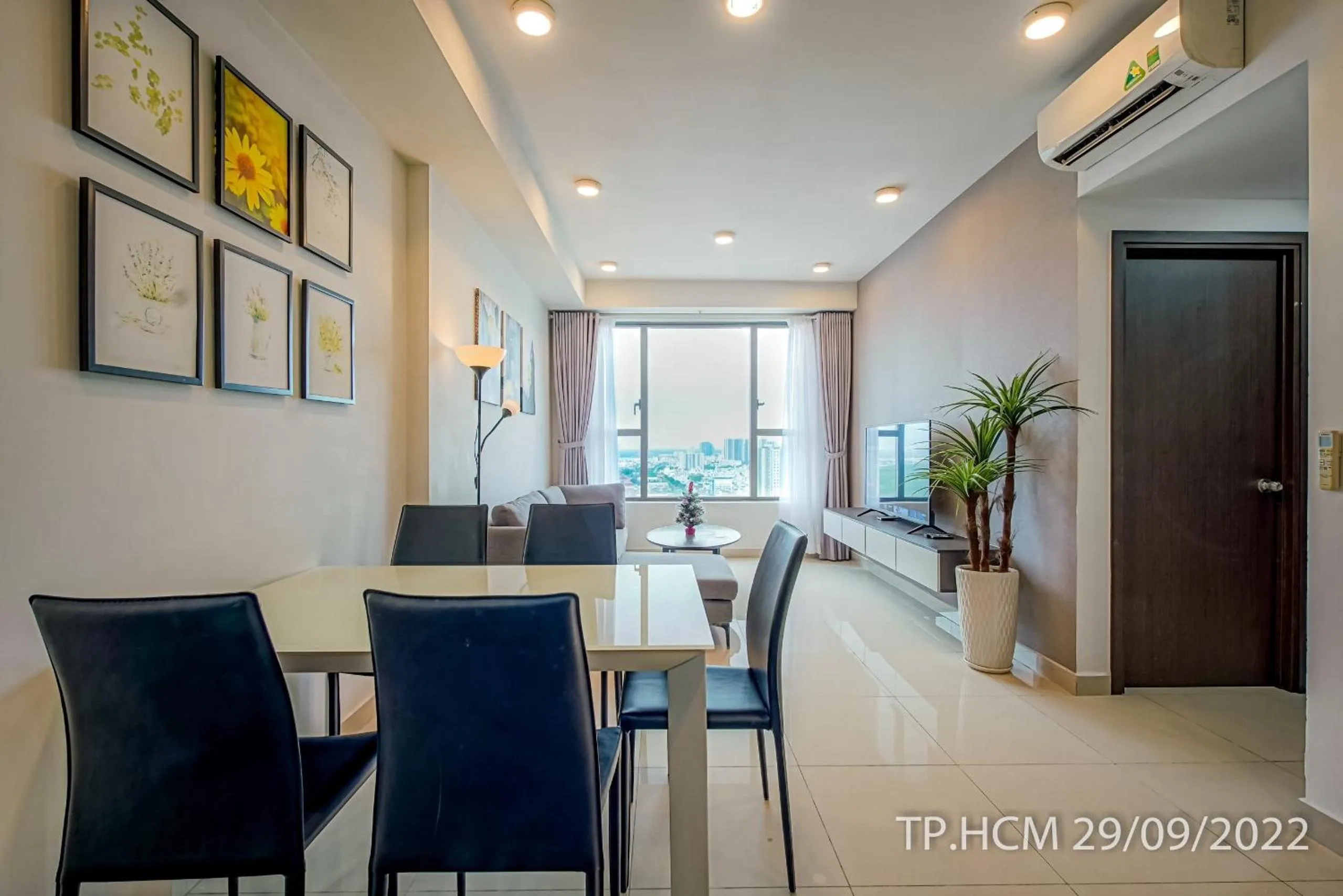 Living room in MH Apartment- Tresor- spacious and cozy center D4
