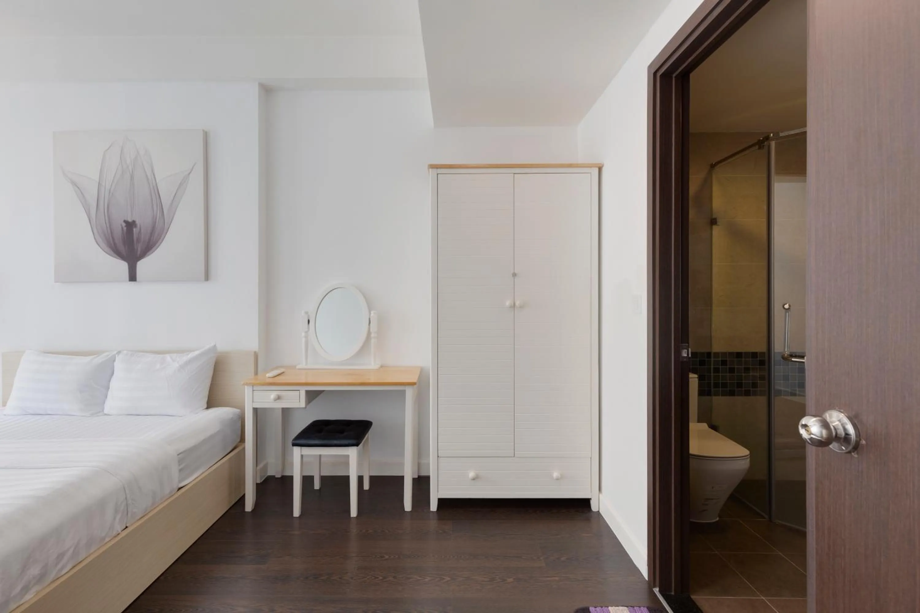 Photo of the whole room, Bed in MH Apartment- Tresor- spacious and cozy center D4