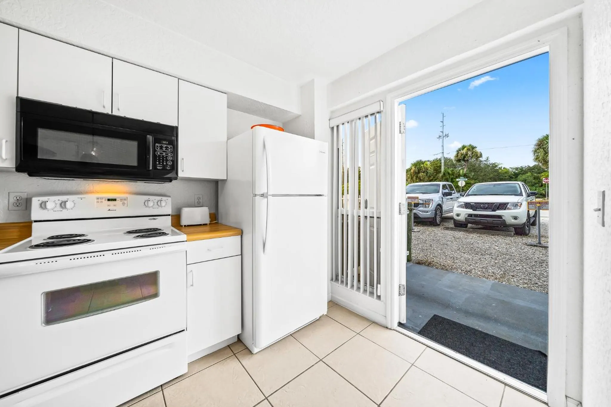 Kitchen or kitchenette in Sebastian Saltwater Lodge