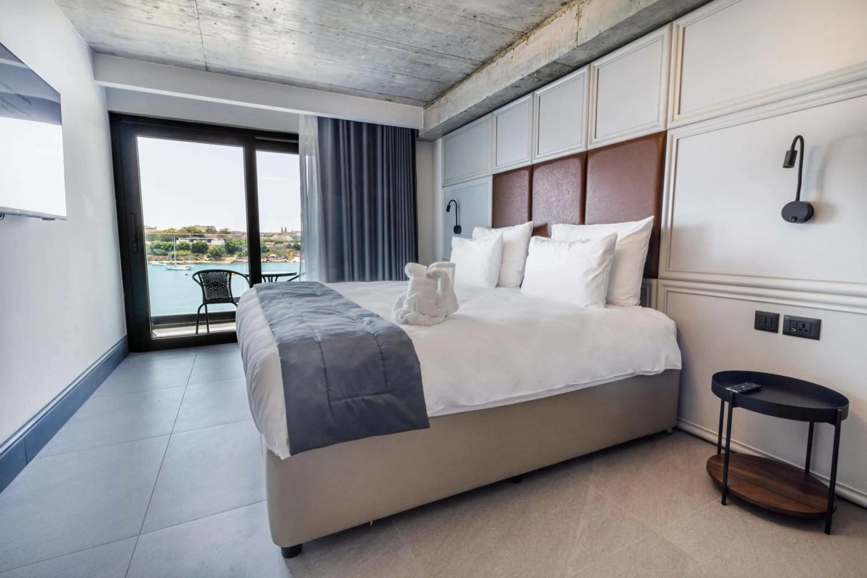 Bedroom, Bed in The Londoner Hotel Sliema