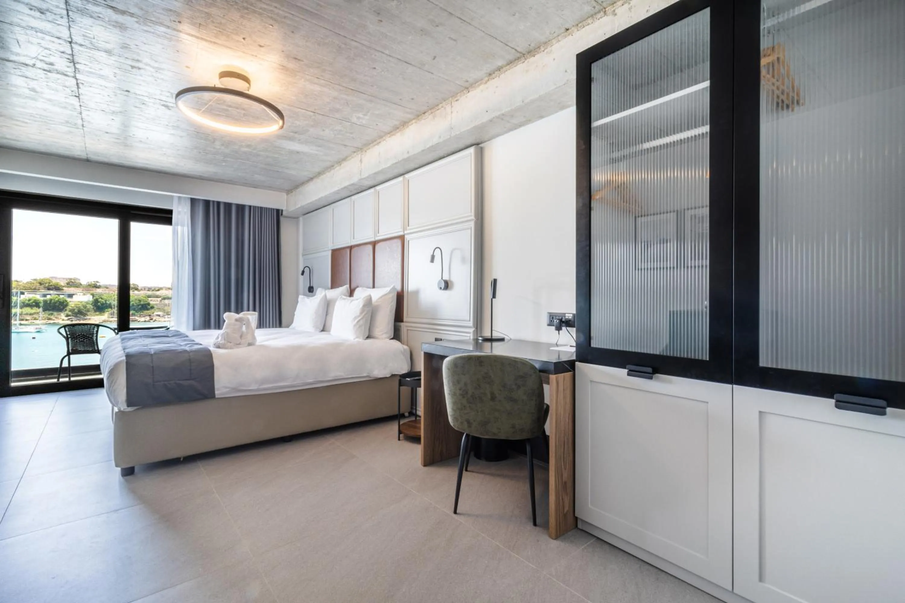 Bedroom, Bed in The Londoner Hotel Sliema