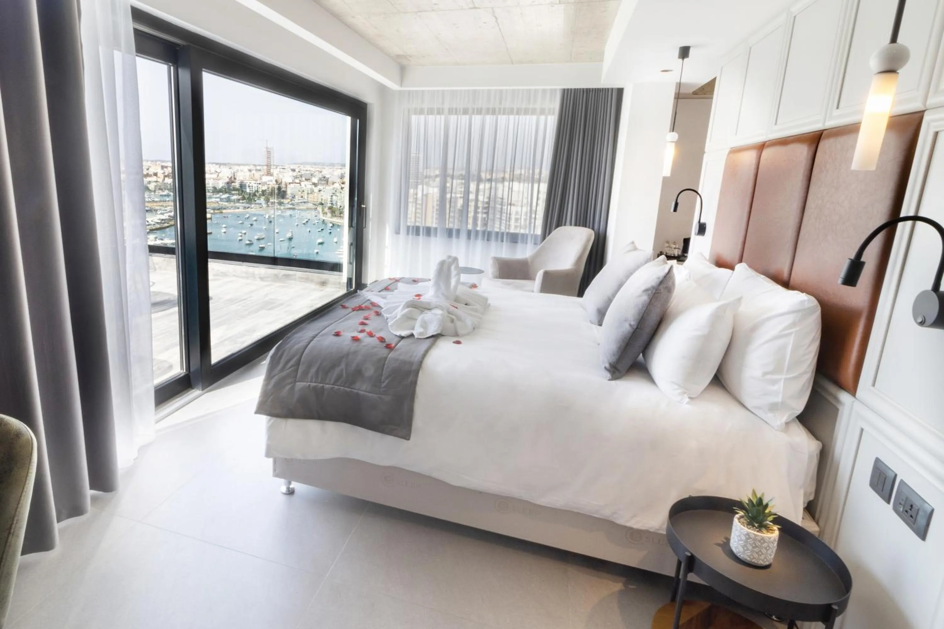 Bedroom, Bed in The Londoner Hotel Sliema