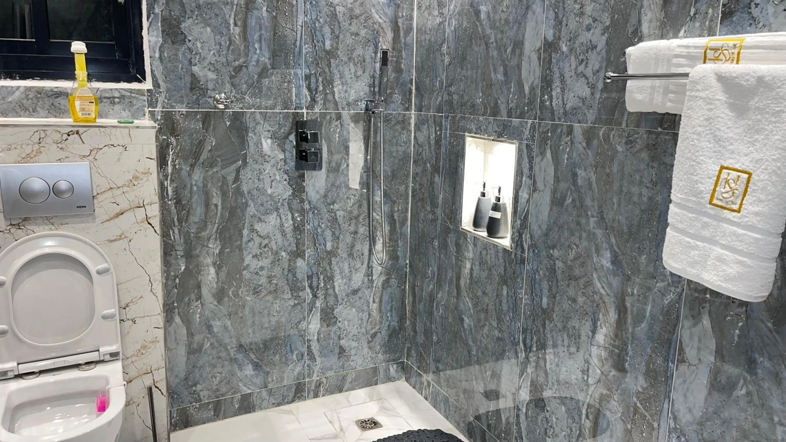 Toilet in Suna' a Home Bonapriso