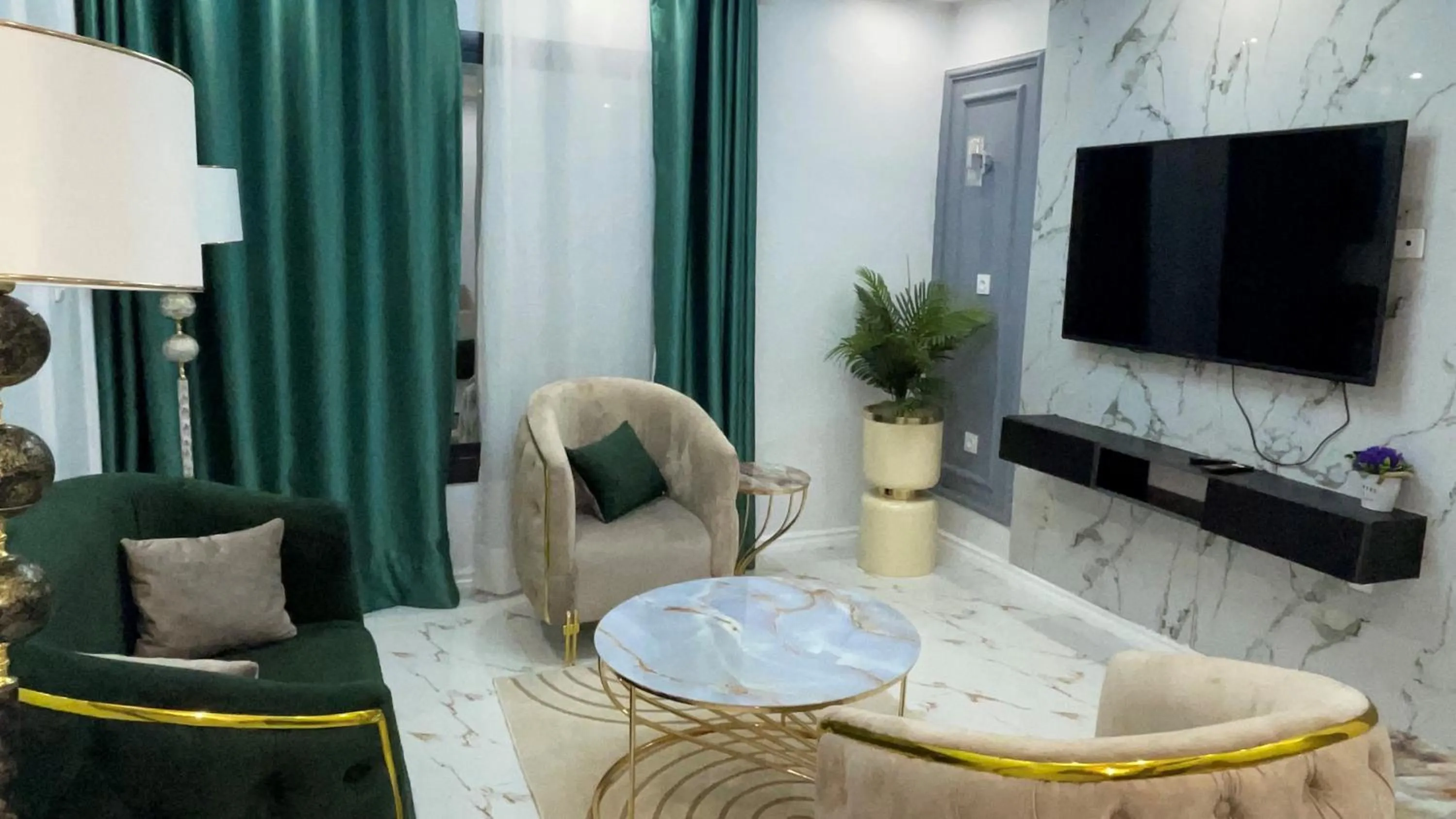 TV and multimedia in Suna' a Home Bonapriso