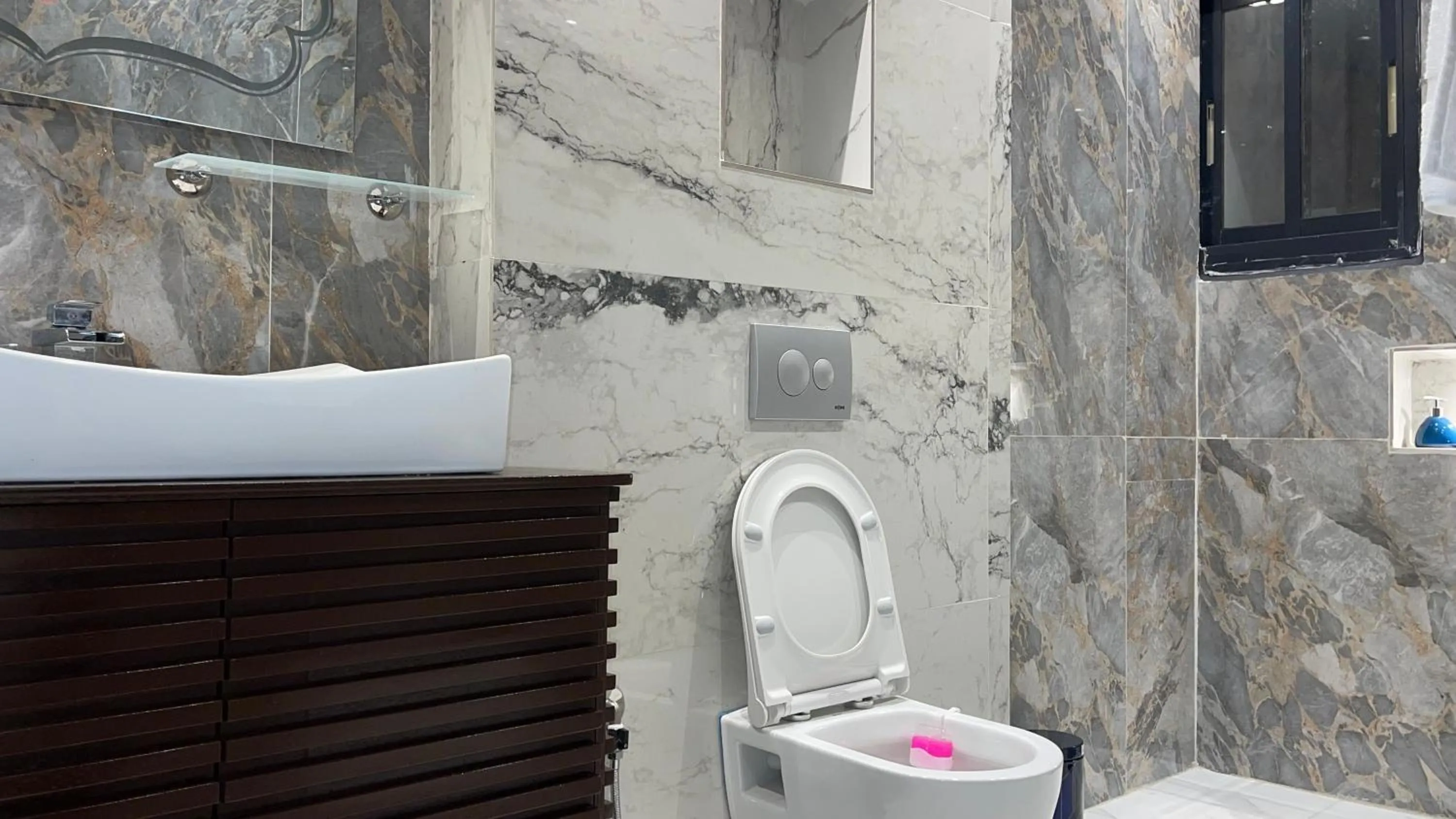 Shower in Suna' a Home Bonapriso