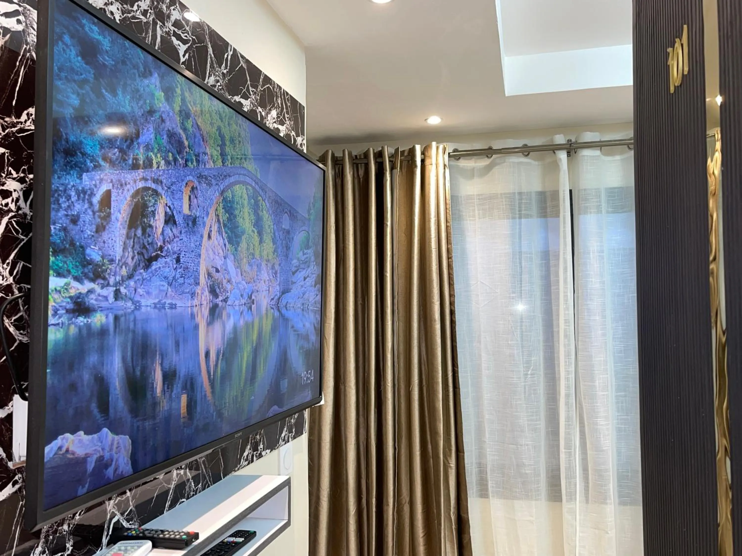 TV and multimedia in Suna' a Home Bonapriso