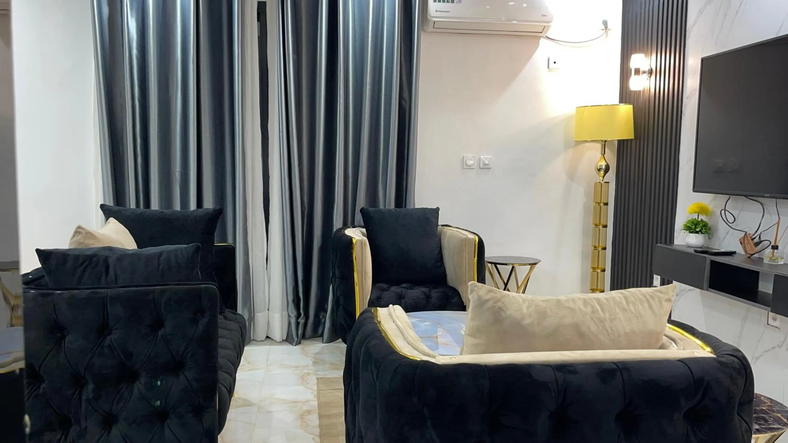 TV and multimedia in Suna' a Home Bonapriso