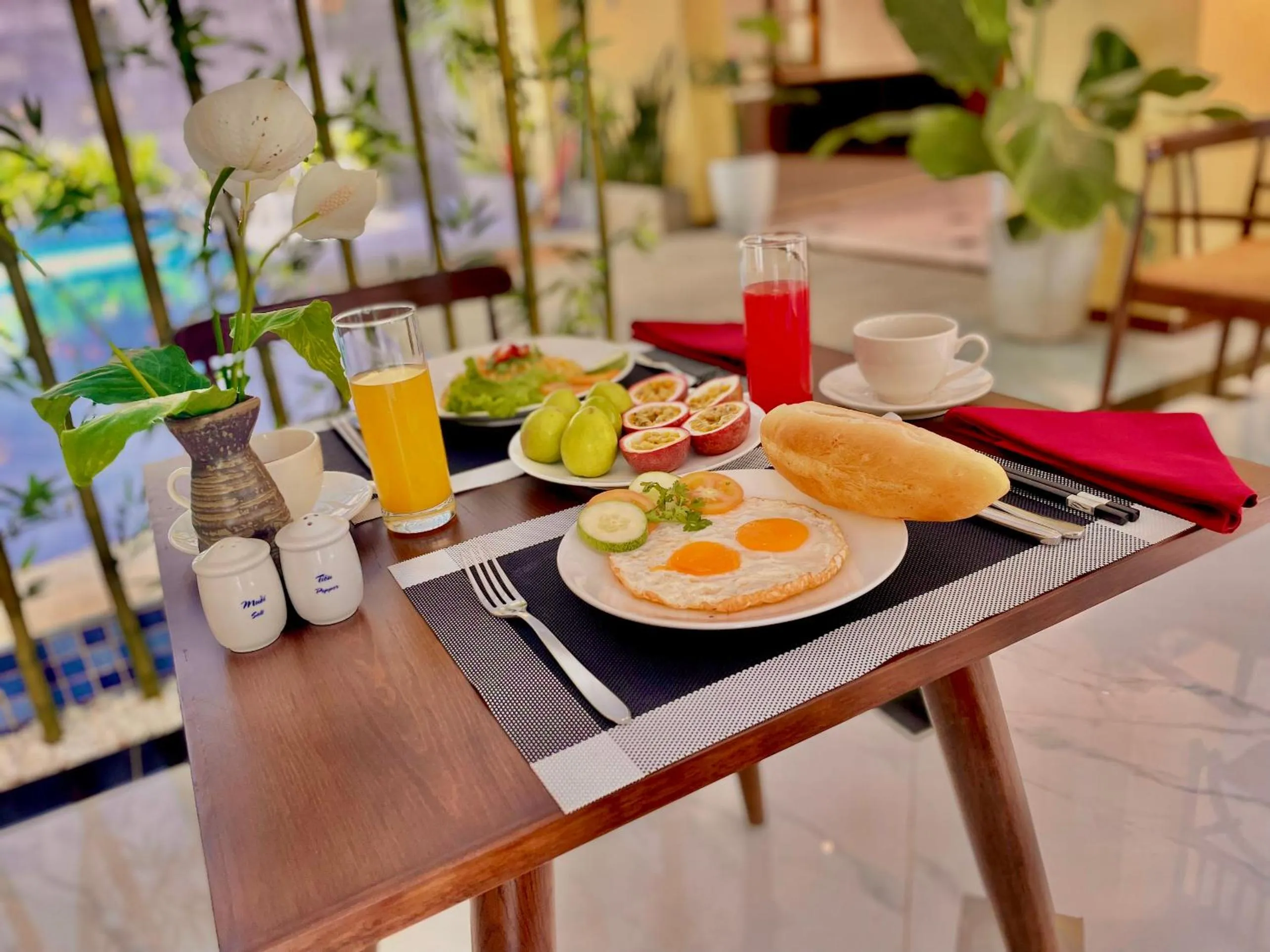 Restaurant/places to eat in Chillax Old Town Villa