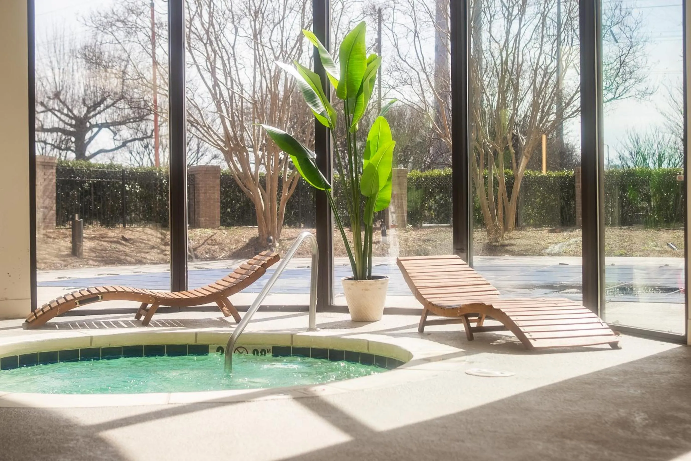 Swimming pool in Memphis Vitality Hotel