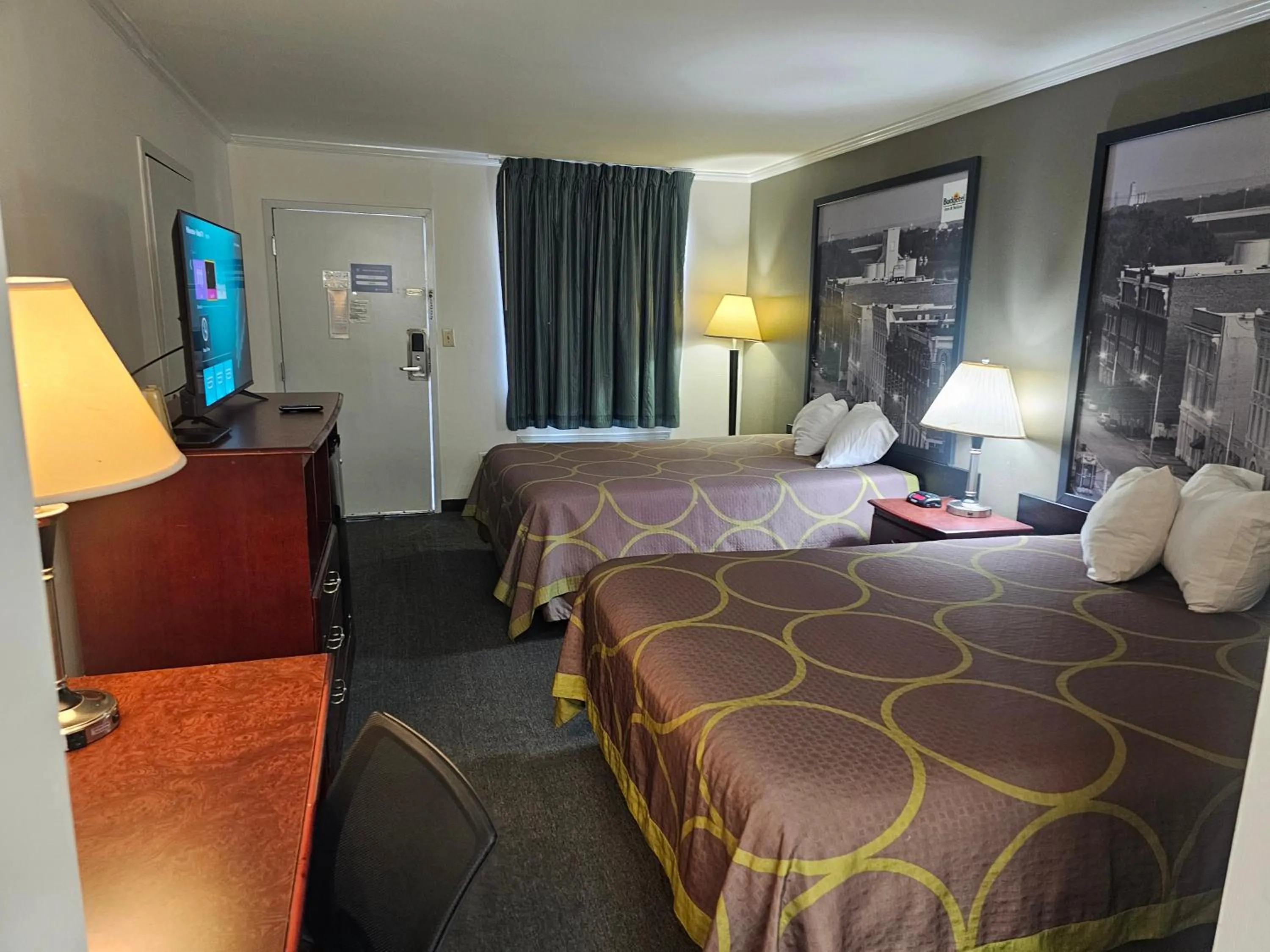 Photo of the whole room, Bed in budgetel Inn & Suites