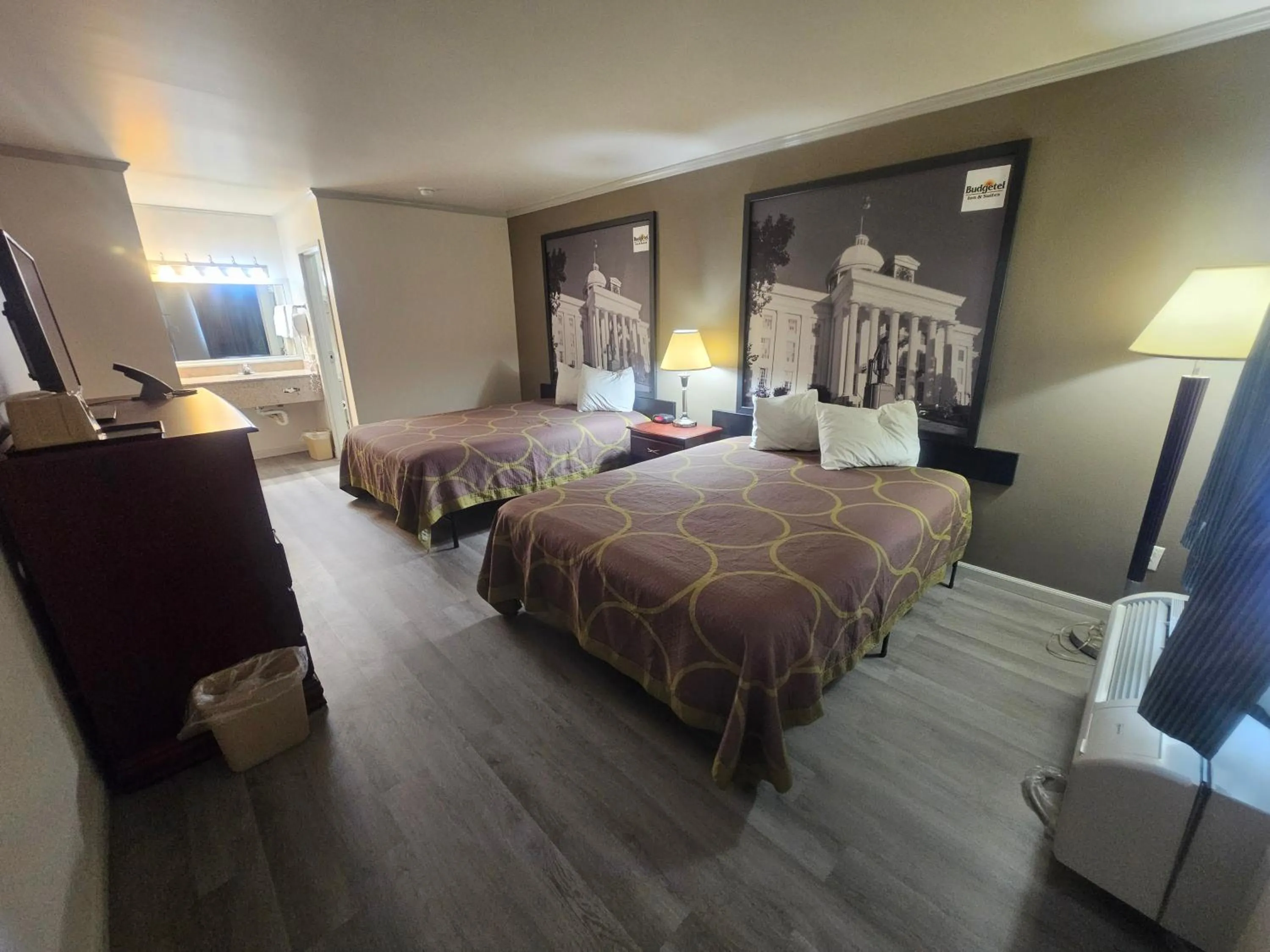 Photo of the whole room, Bed in budgetel Inn & Suites