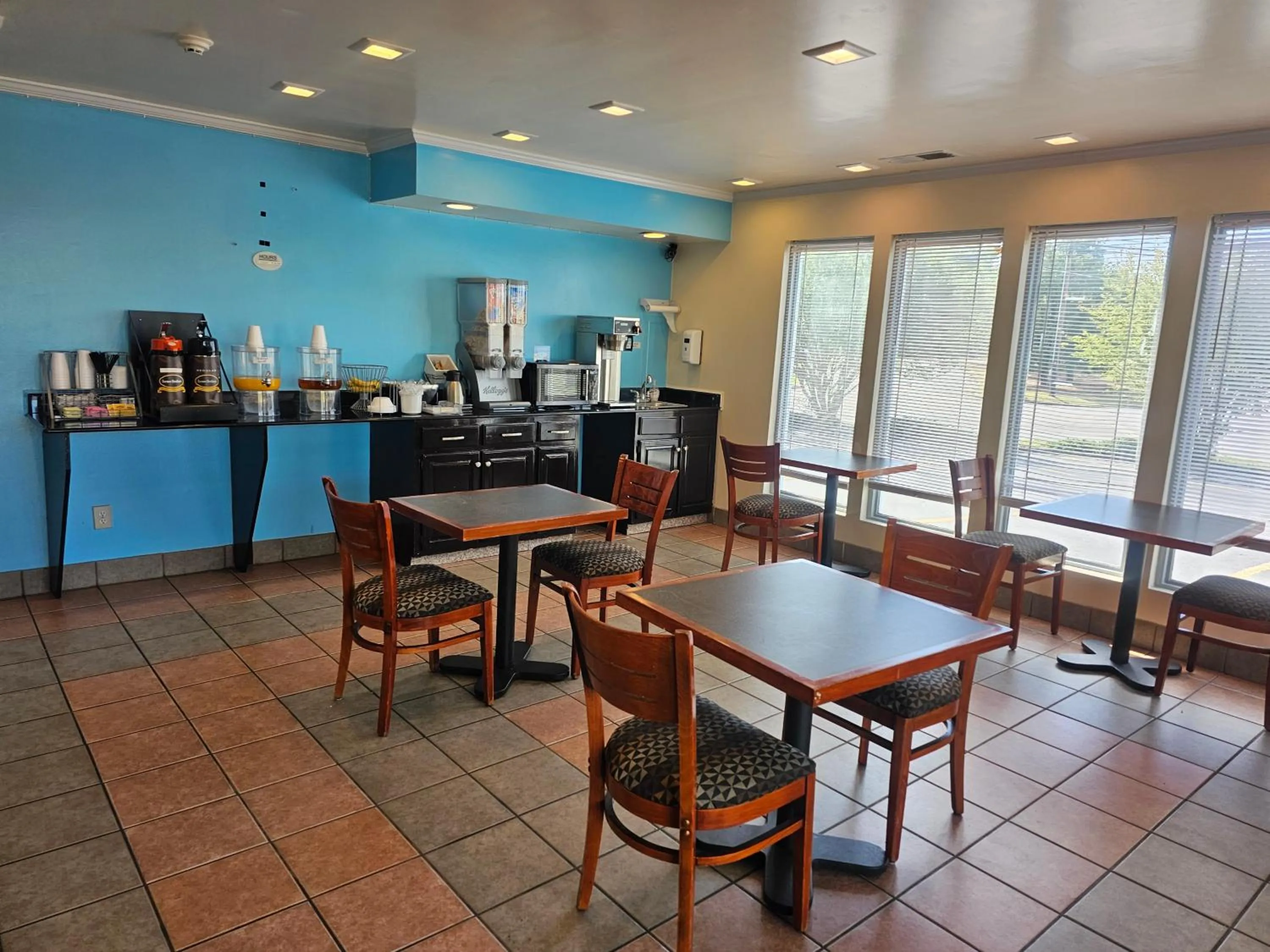 Coffee/tea facilities in budgetel Inn & Suites