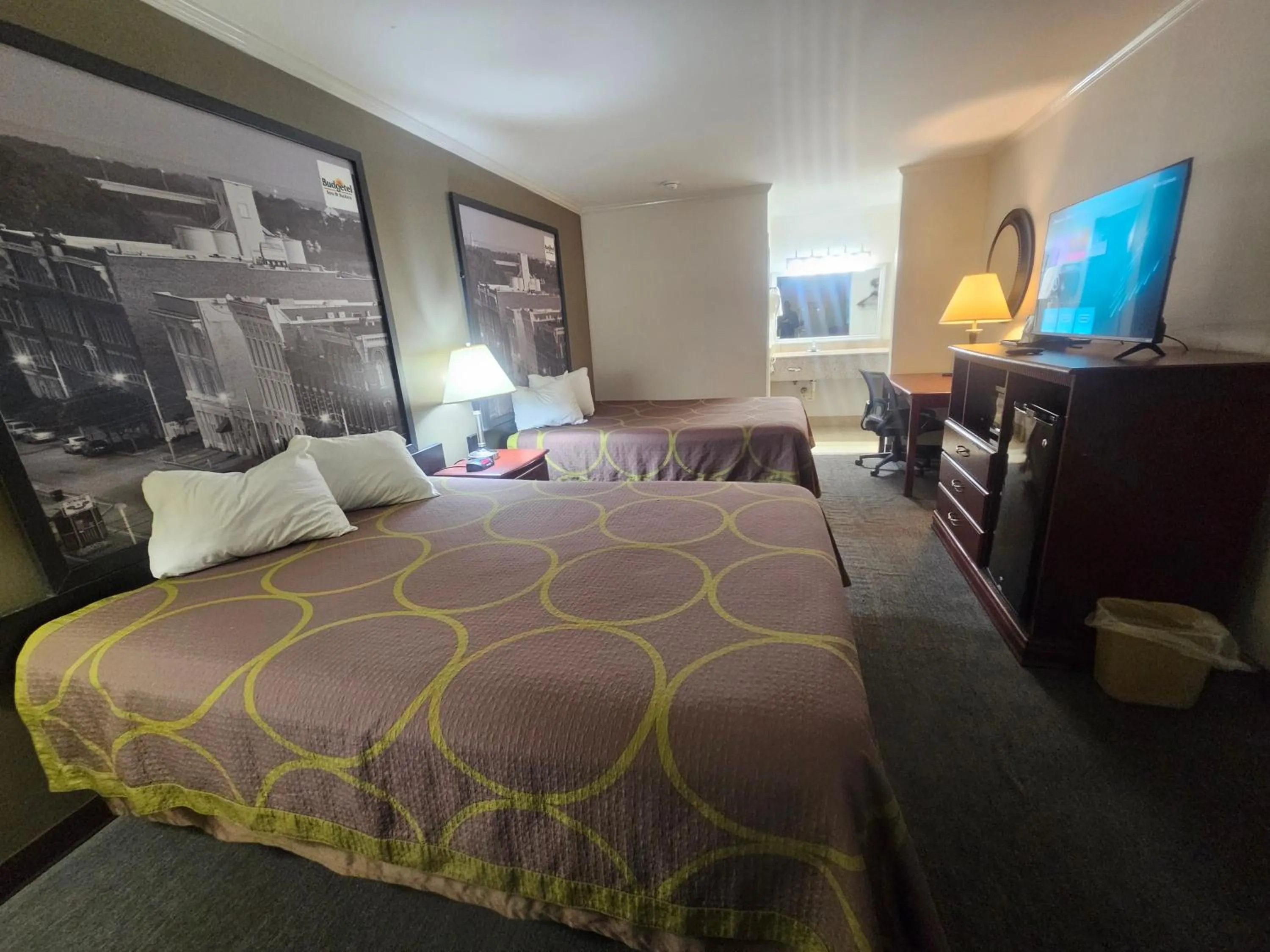 Photo of the whole room, Bed in budgetel Inn & Suites