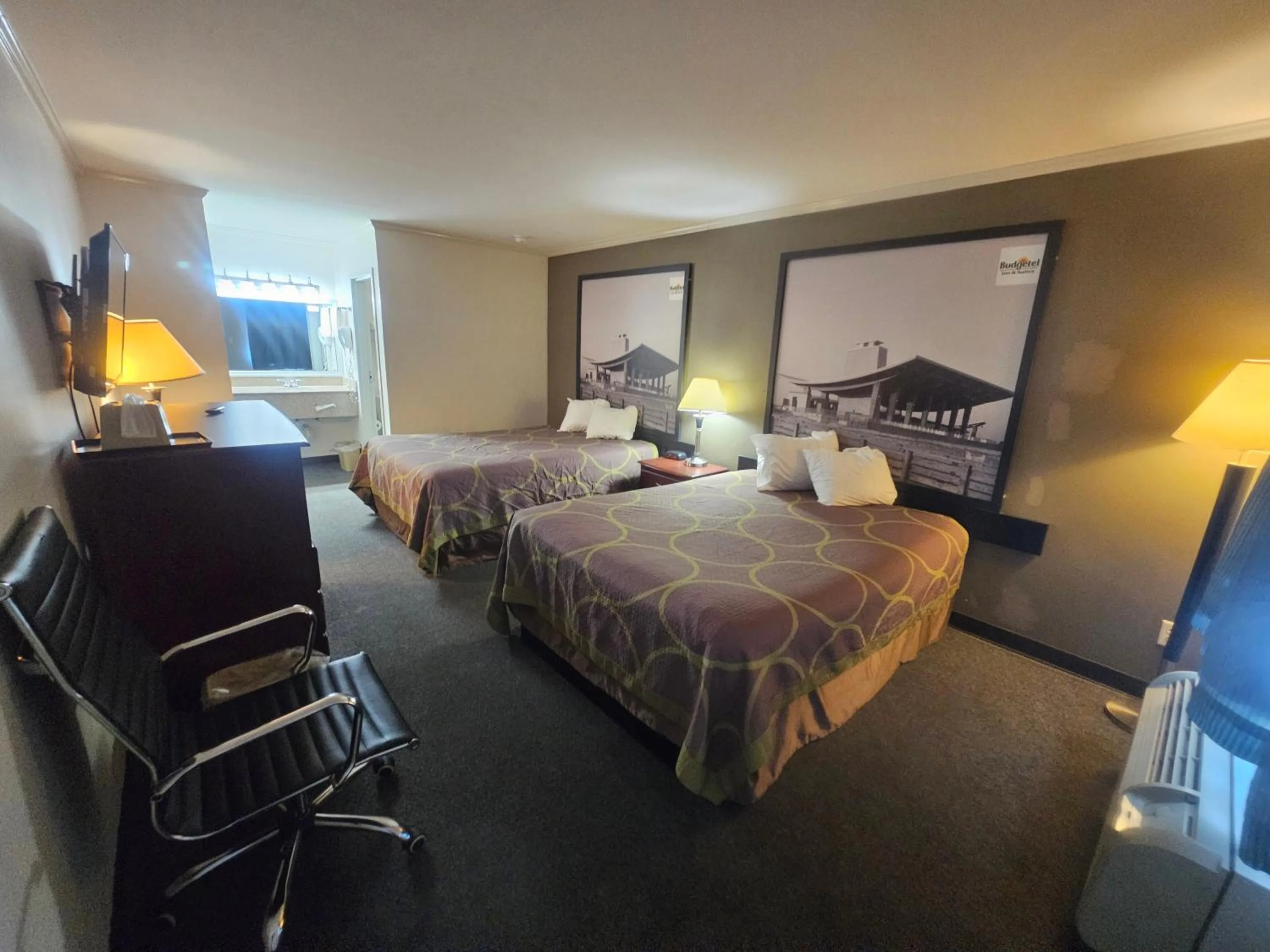 Photo of the whole room, Bed in budgetel Inn & Suites