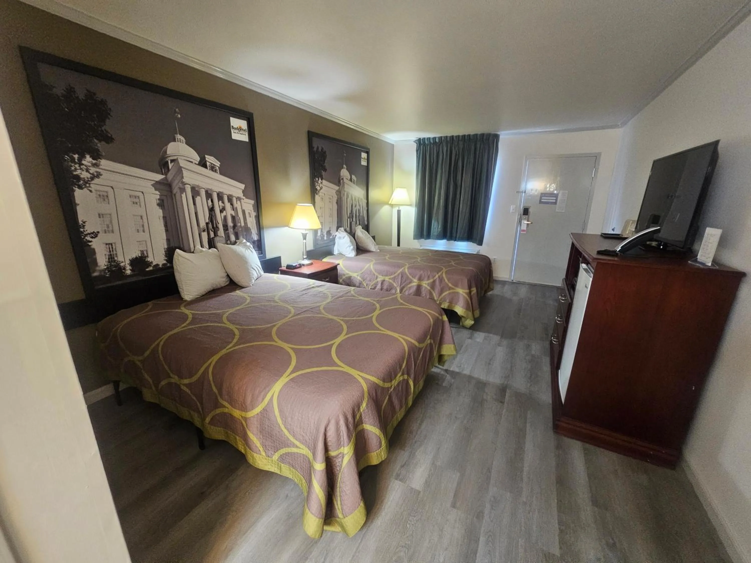 Photo of the whole room, Bed in budgetel Inn & Suites