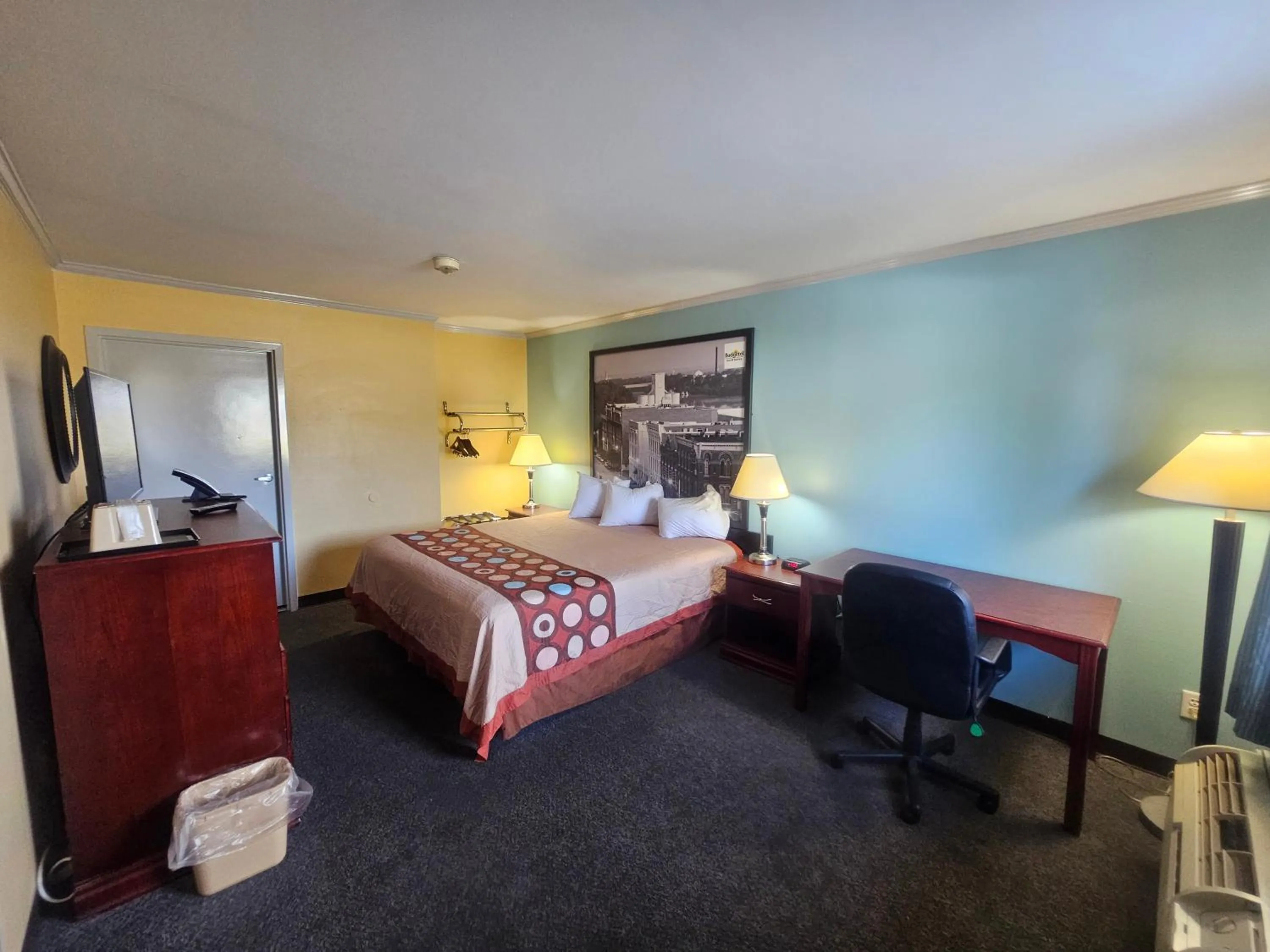 Photo of the whole room, Bed in budgetel Inn & Suites