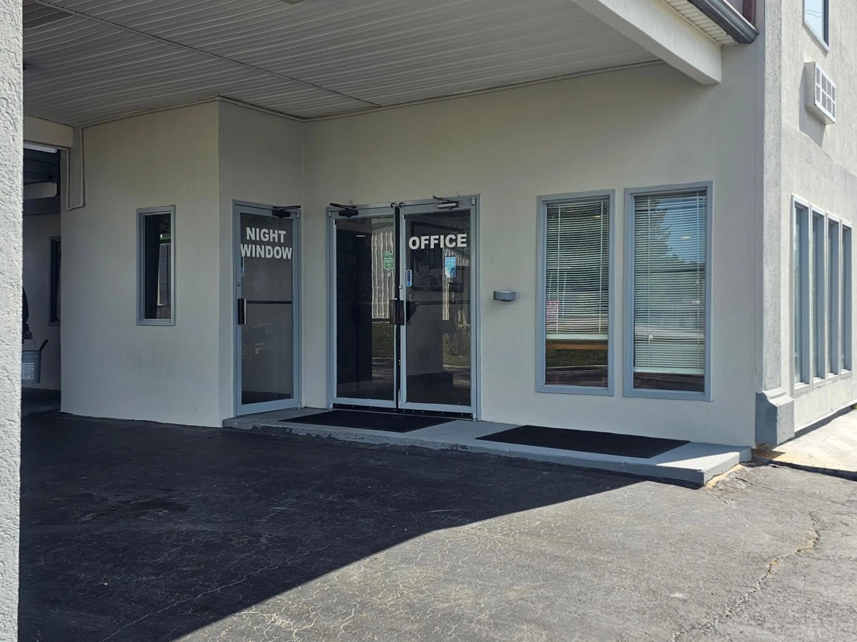 Facade/entrance in budgetel Inn & Suites