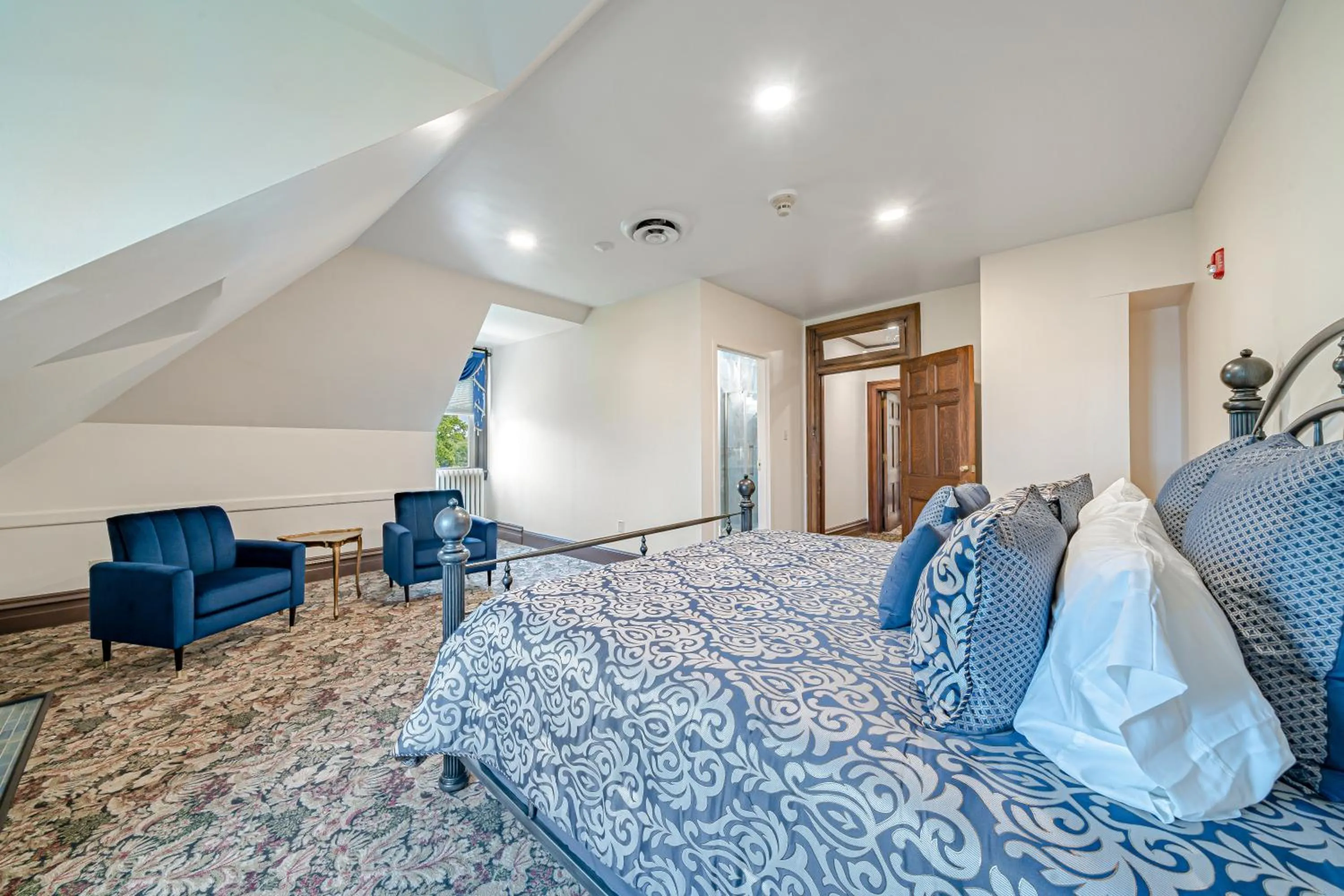 Photo of the whole room, Bed in The Grandeur Estate