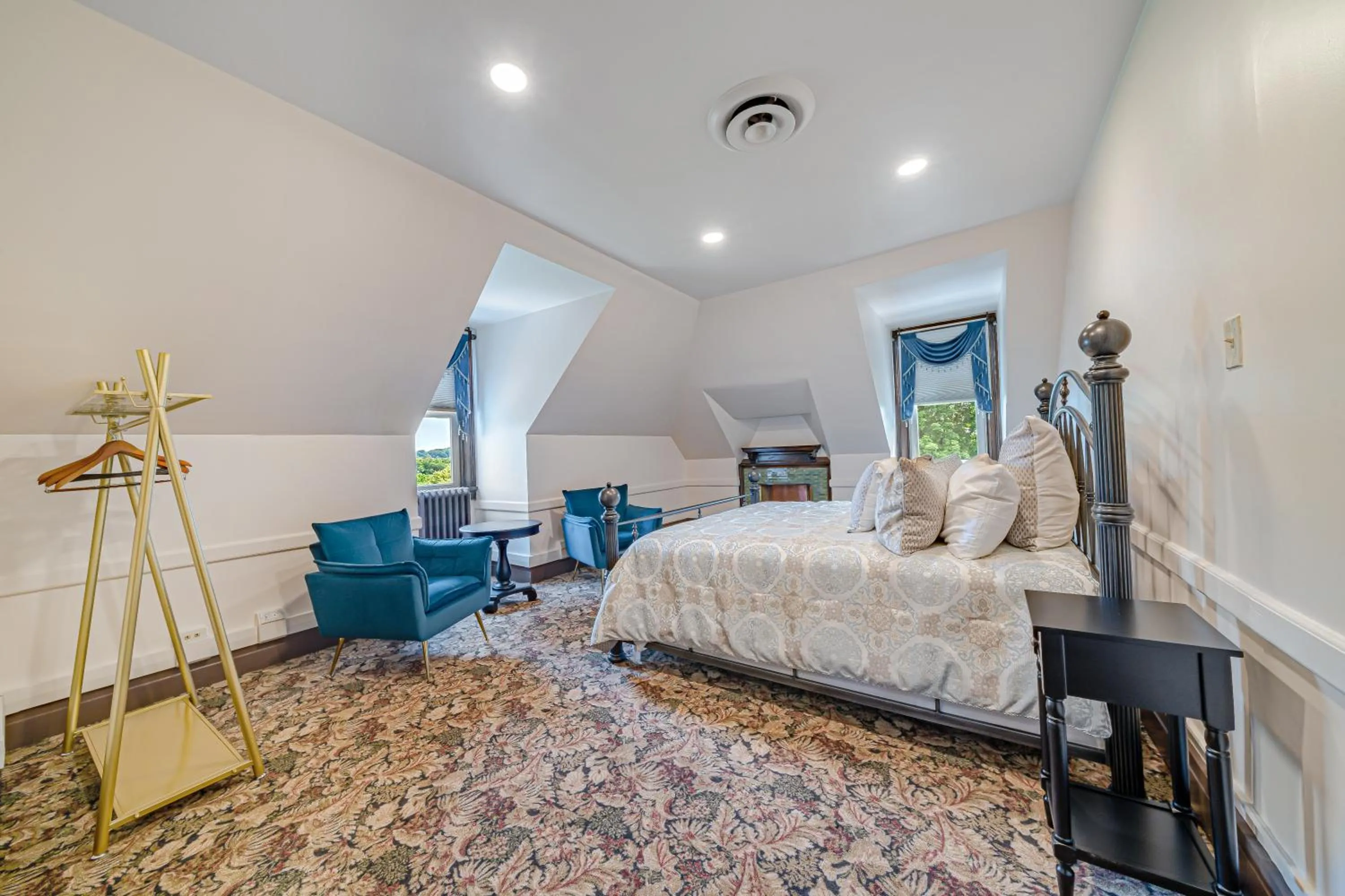 Bed in The Grandeur Estate