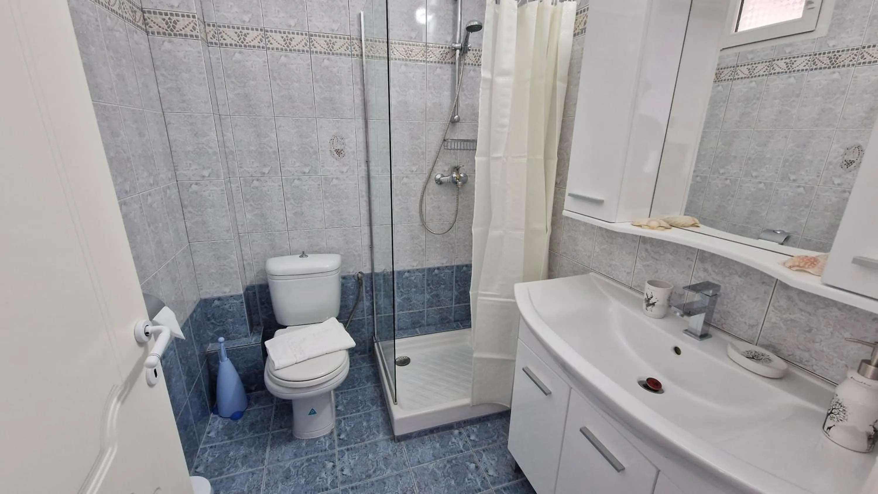 Shower in Doukas Aparthotel