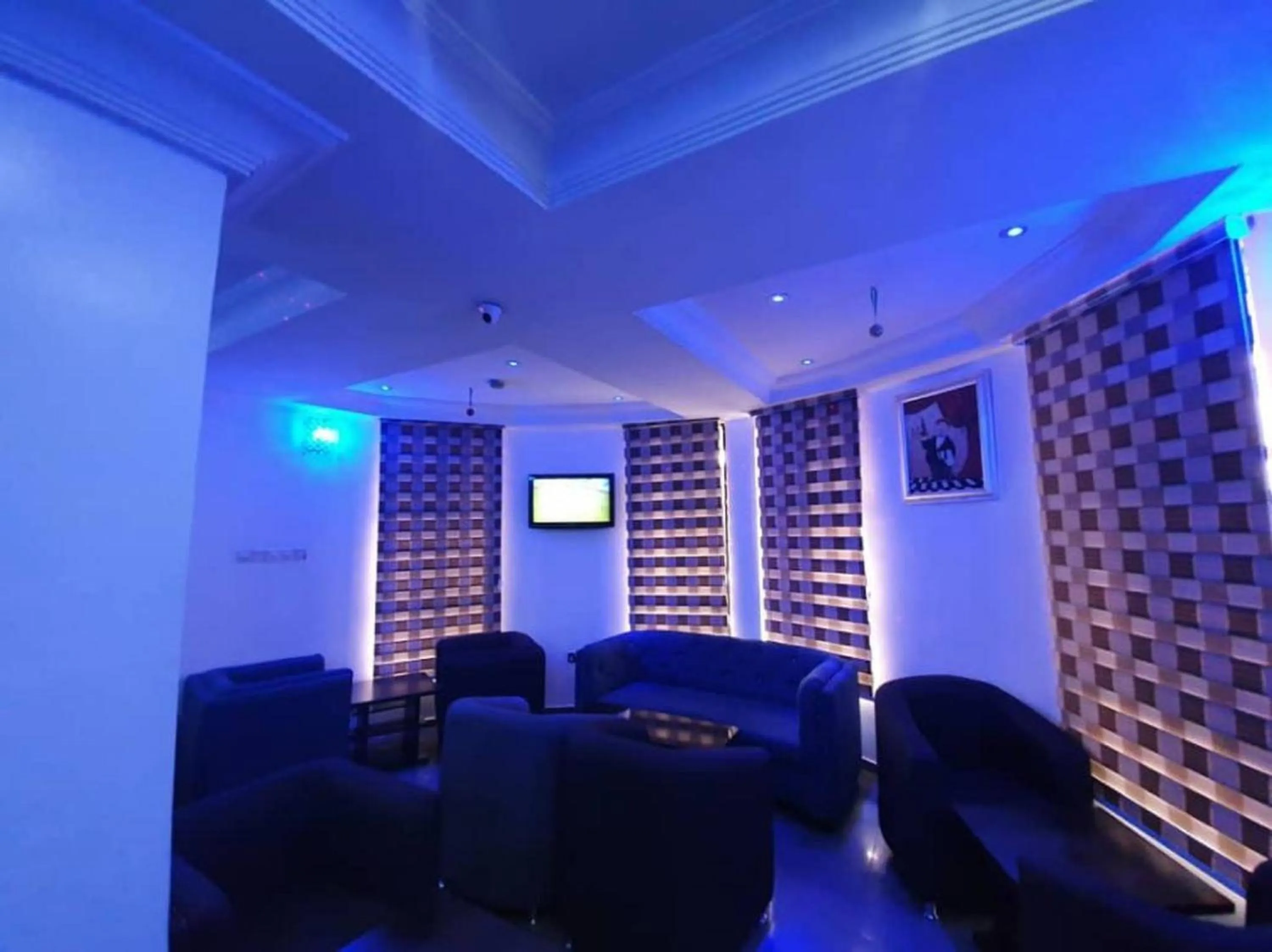 Restaurant/places to eat in 4th Apartment and Suites