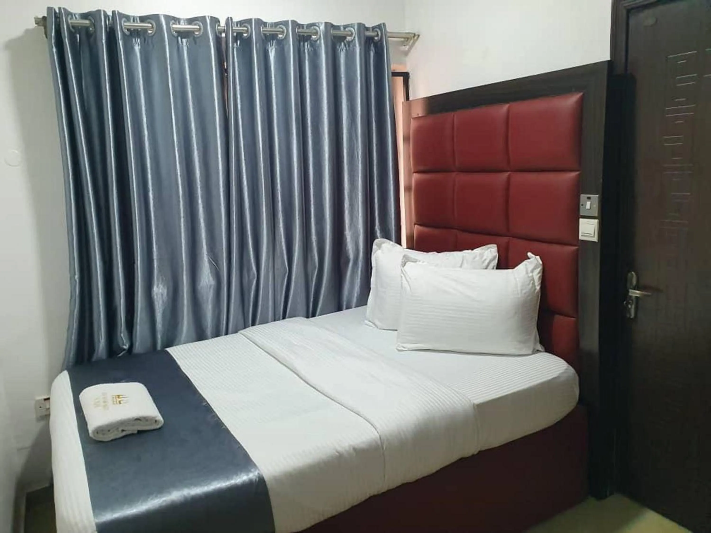 Bedroom, Bed in 4th Apartment and Suites