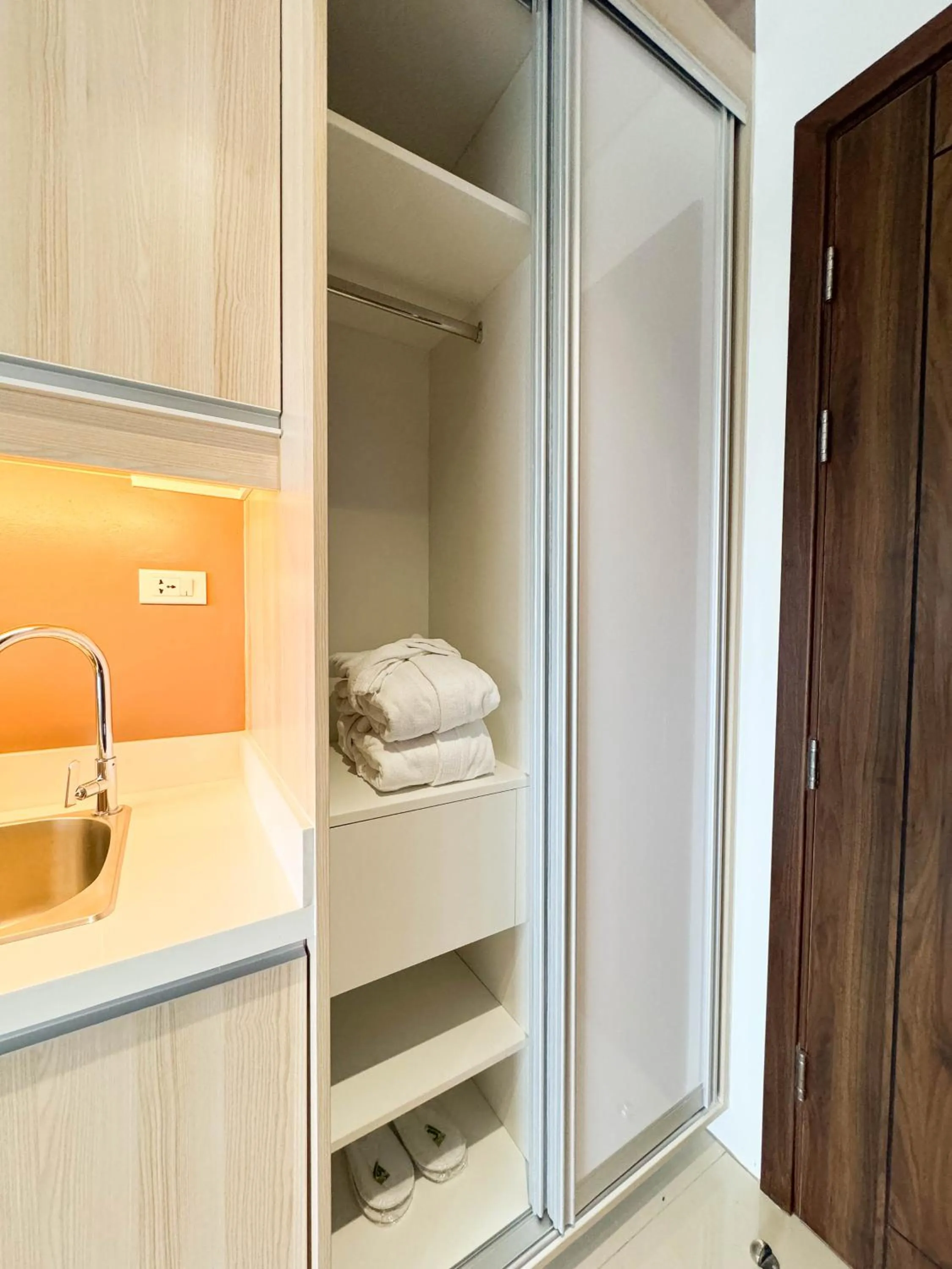 wardrobe, Bed in Hotel101 - Fort