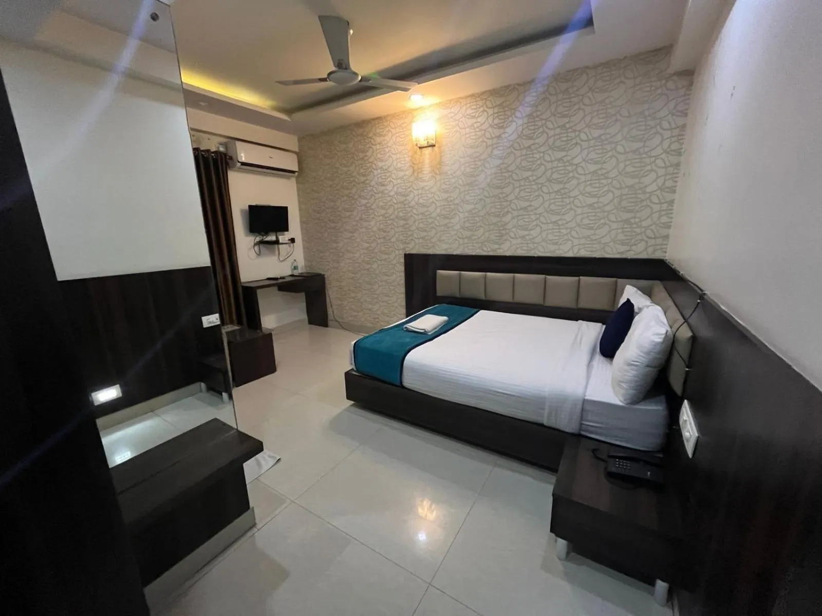 Photo of the whole room, Bed in Western Keys Hotel