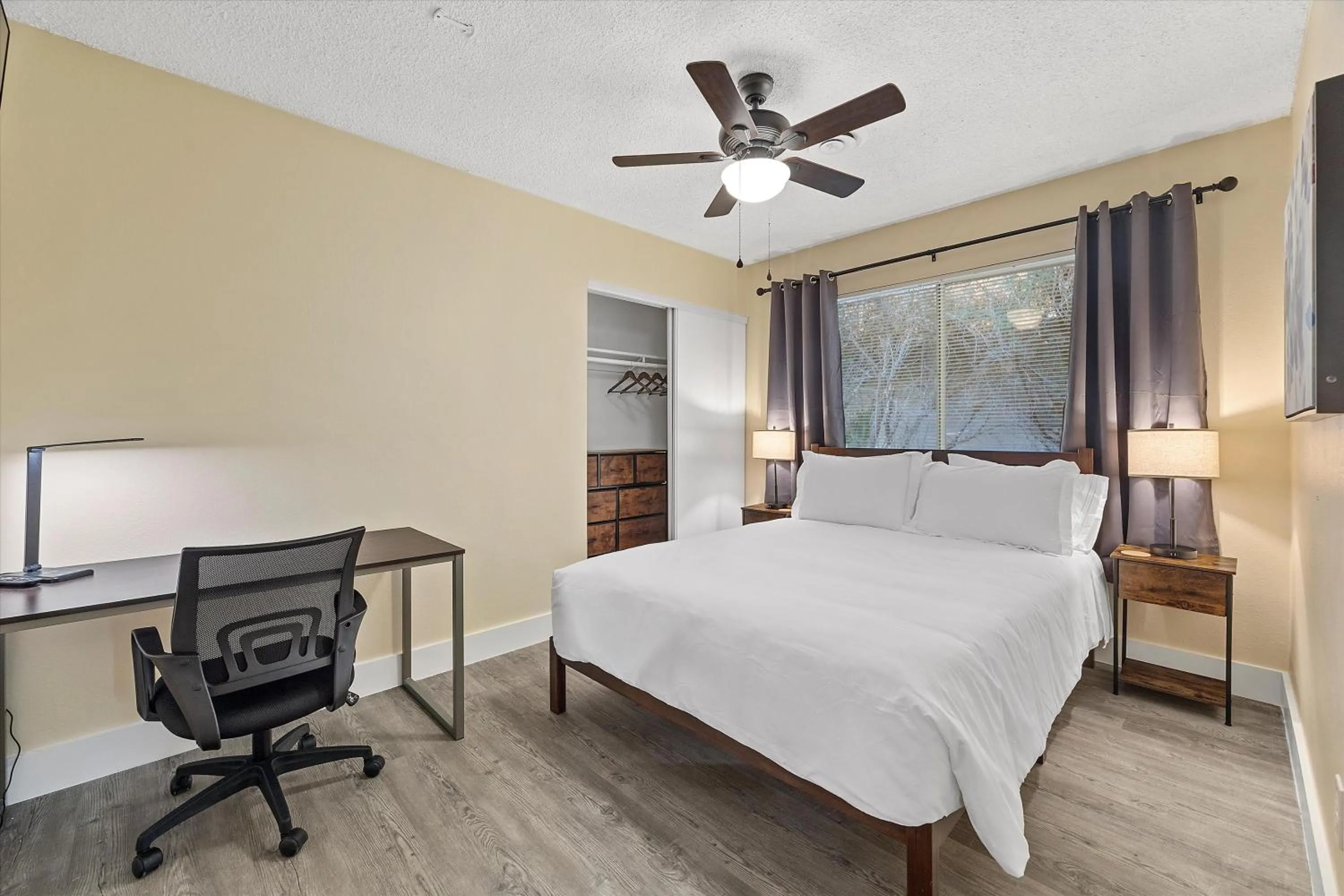 Bed in Stylish home with pool and spa