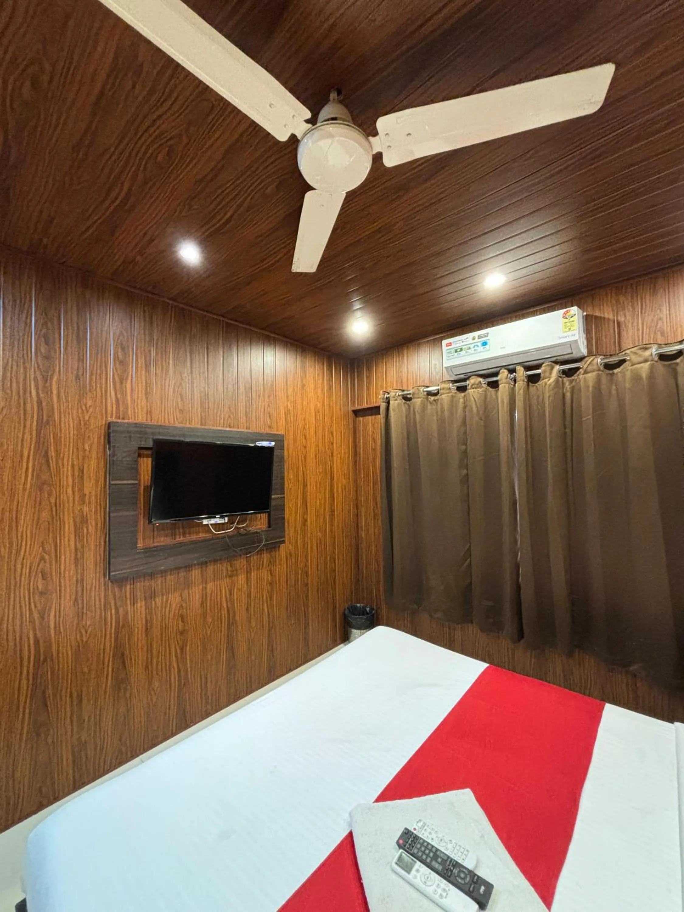 Bed in Hotel Borivali Executive - Near Borivali Railway Station