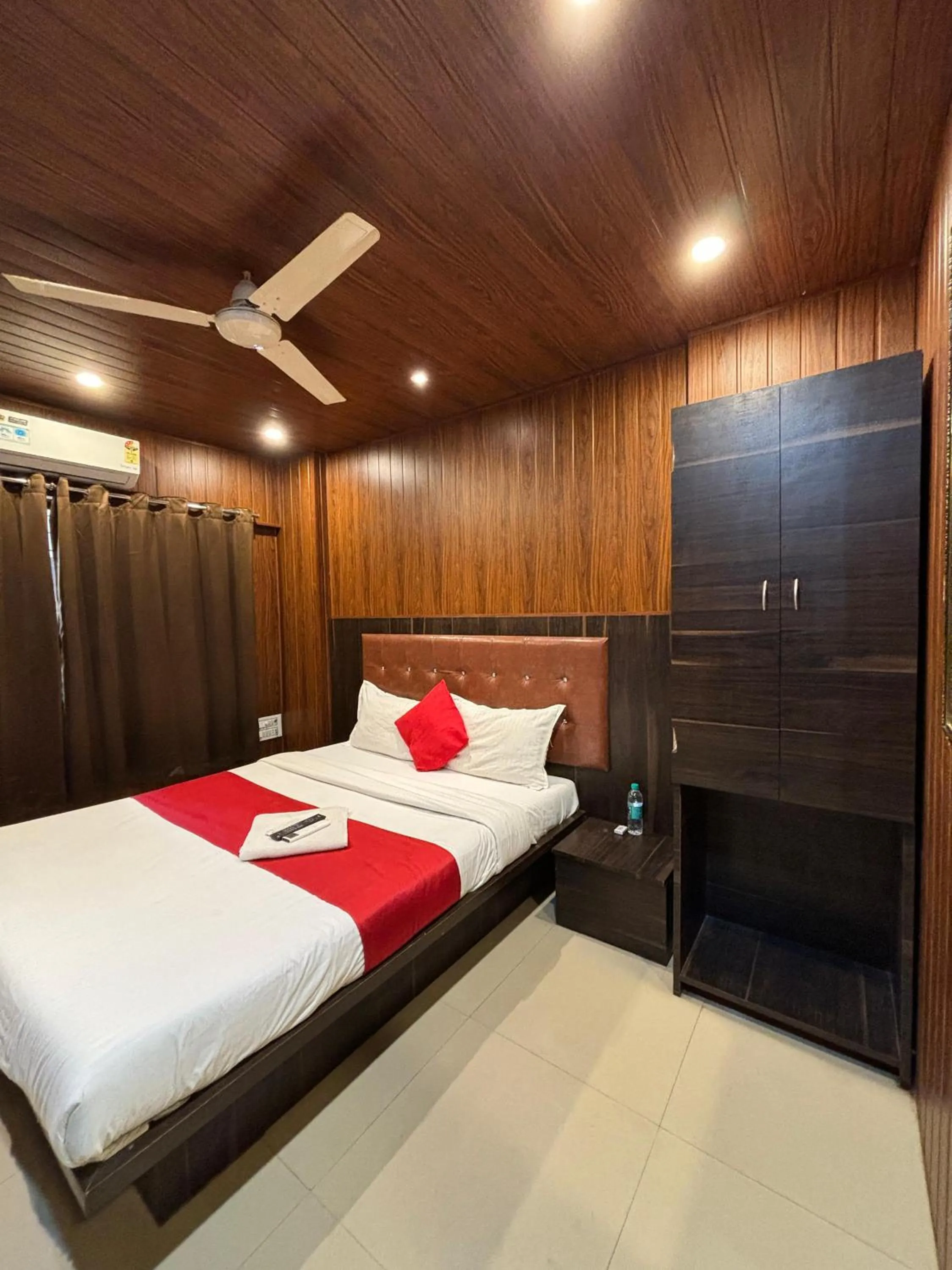 Bed in Hotel Borivali Executive - Near Borivali Railway Station