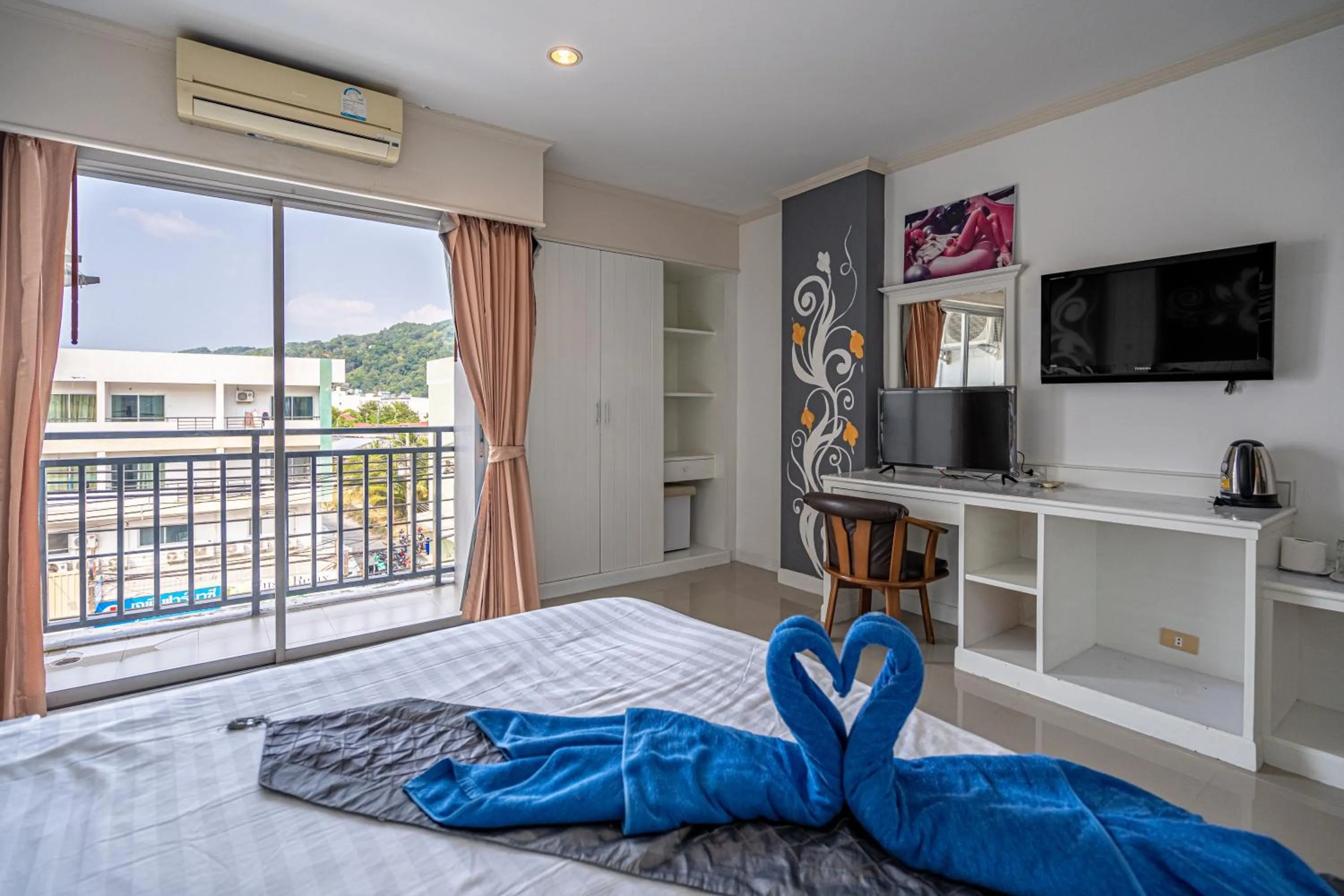 Evening entertainment in Santi White House Patong