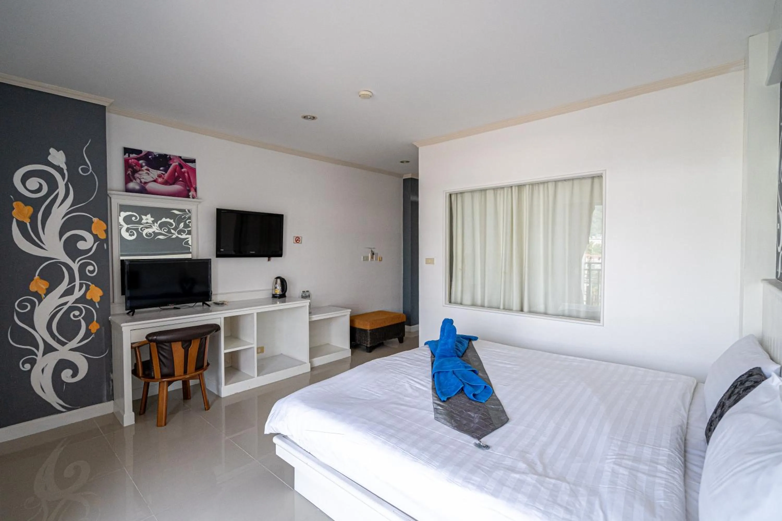 Communal lounge/ TV room in Santi White House Patong