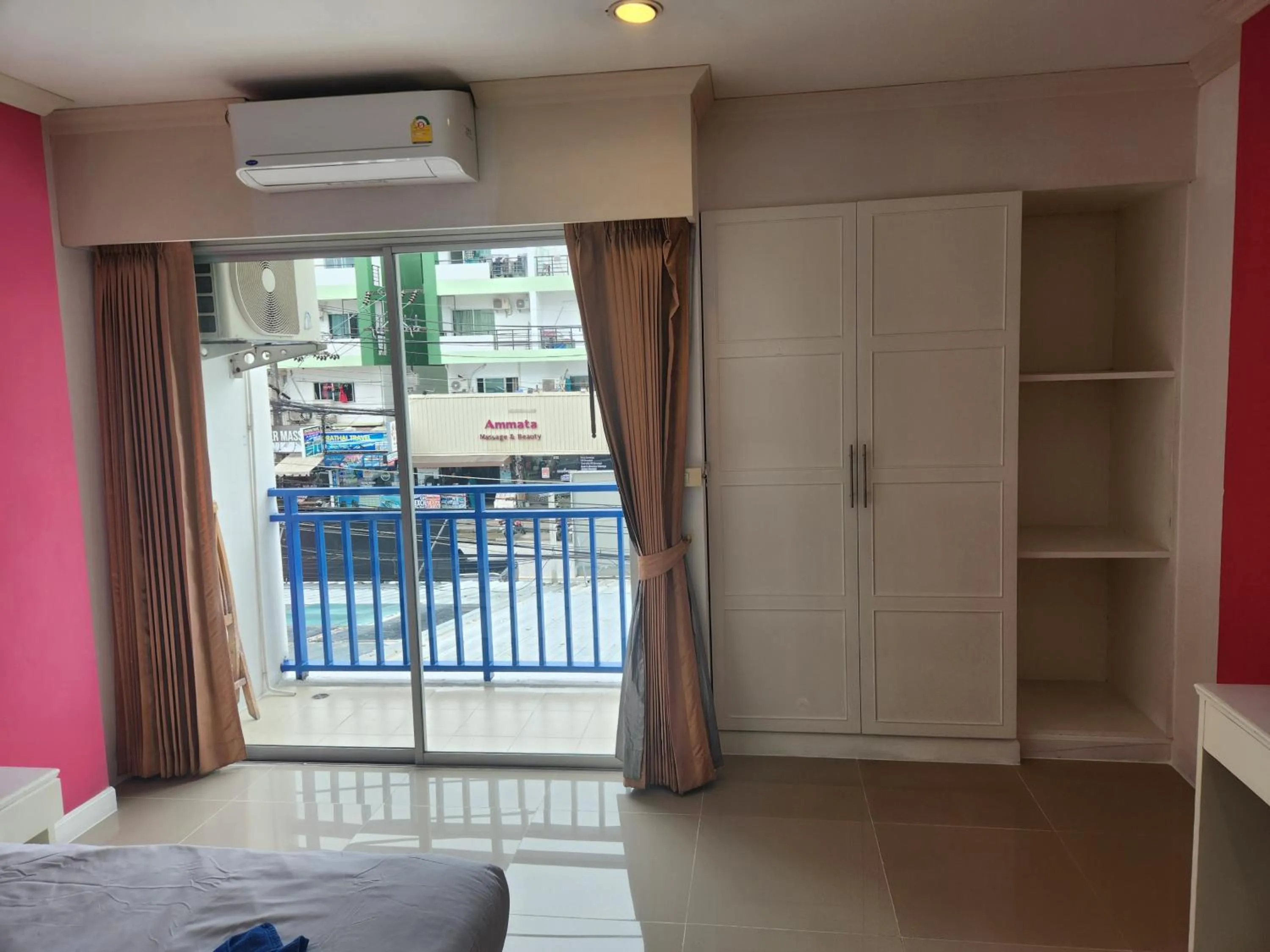 Bed in Santi White House Patong