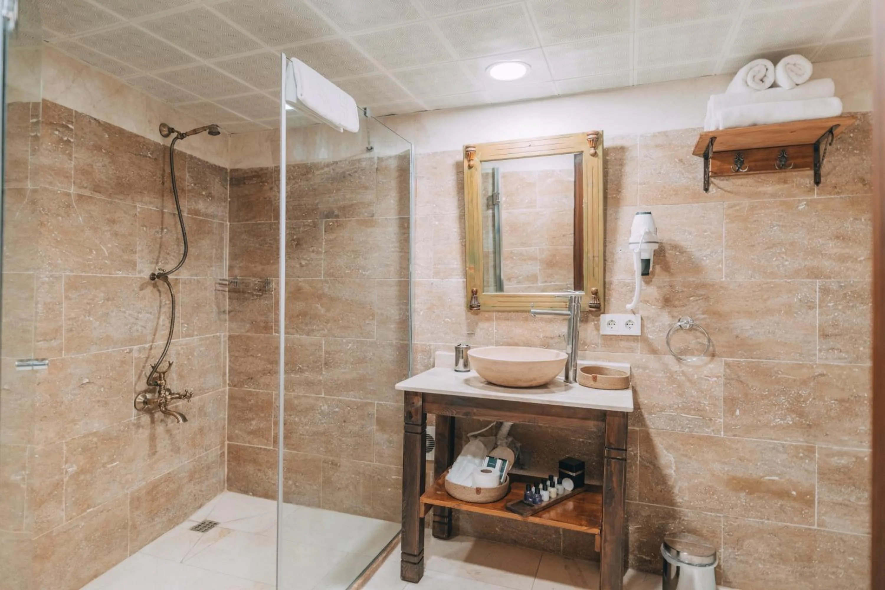 Shower in Sora Cave Hotel