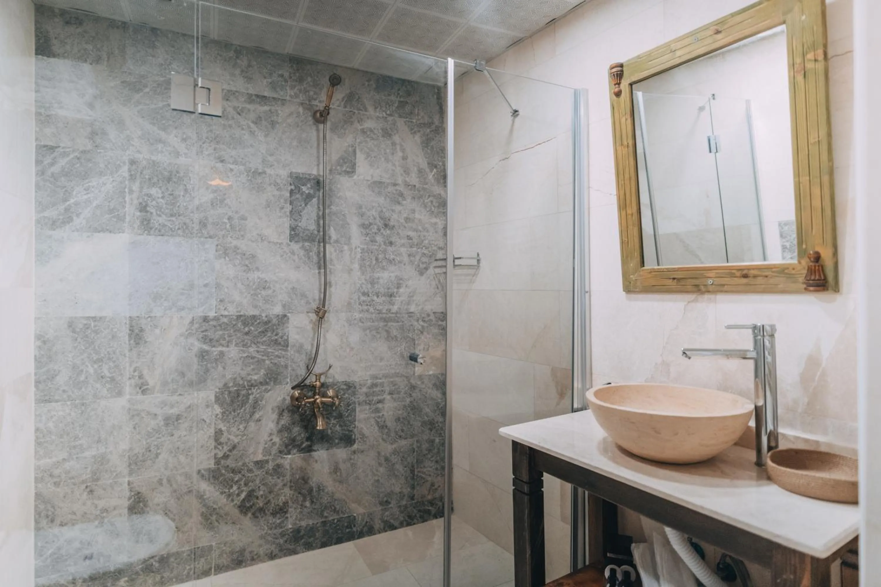 Shower in Sora Cave Hotel