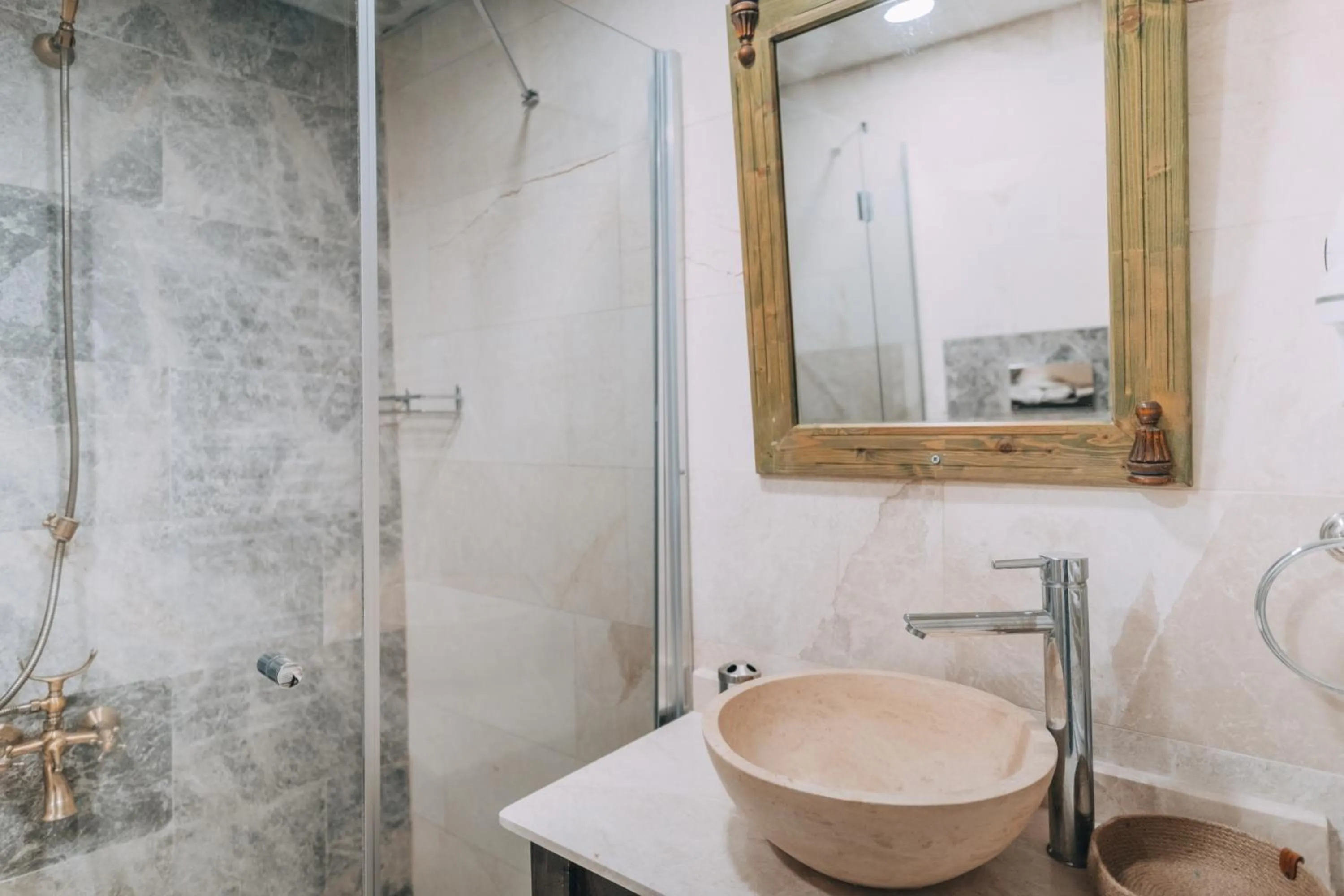 Shower in Sora Cave Hotel