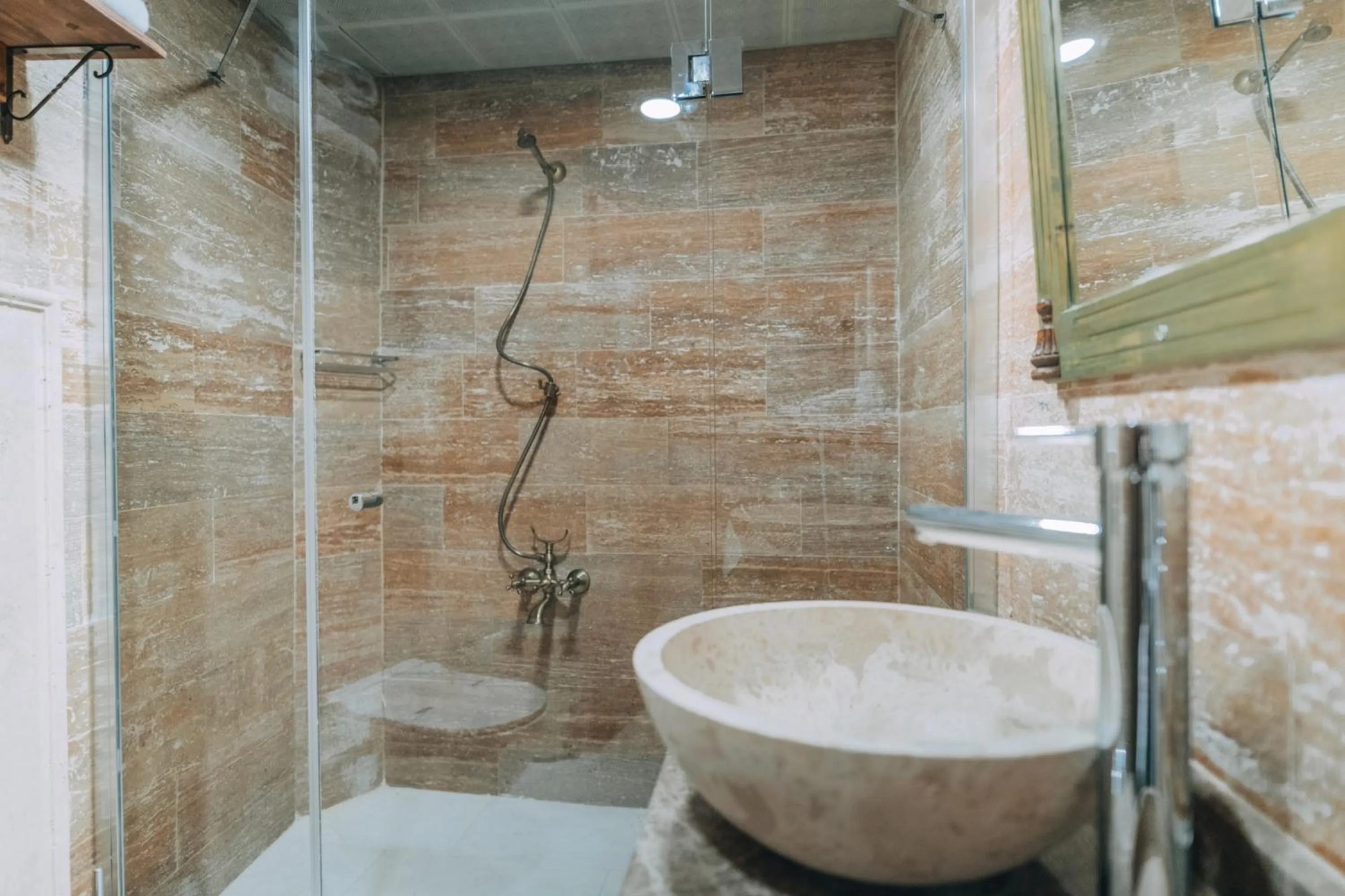 Shower in Sora Cave Hotel