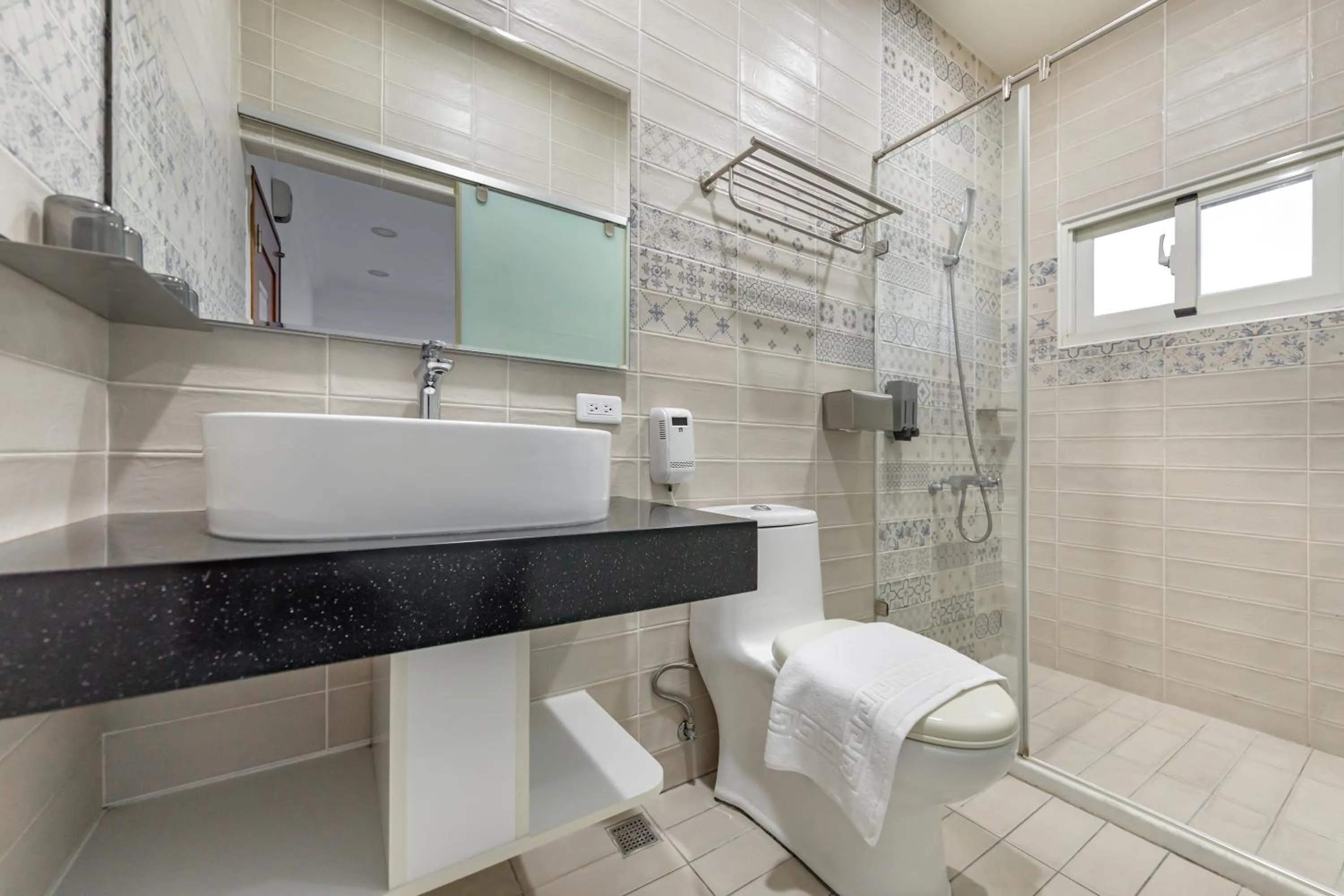 Shower in Sunset Mu Style Inn