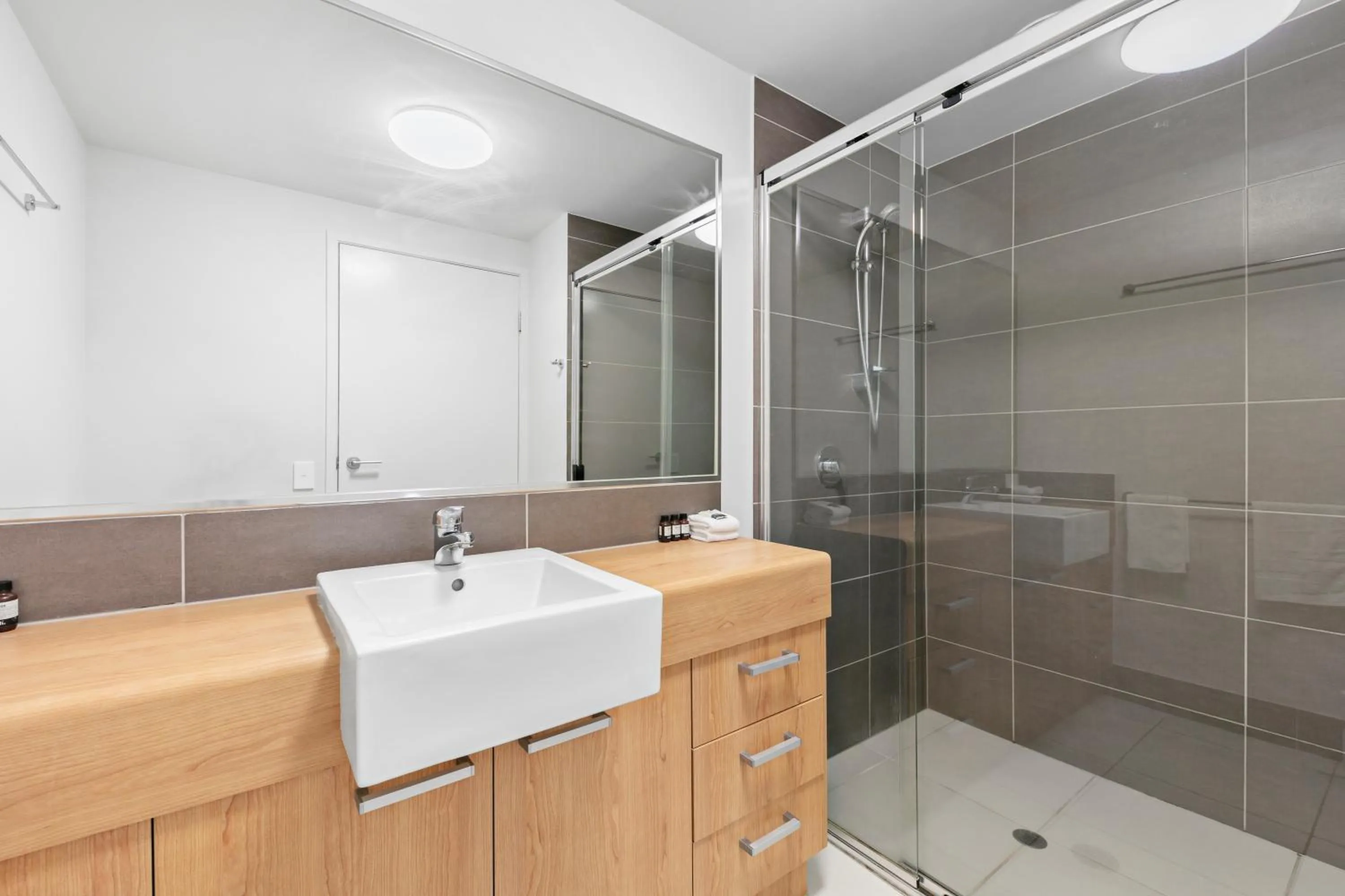 Shower in Broadwater on the Peninsula