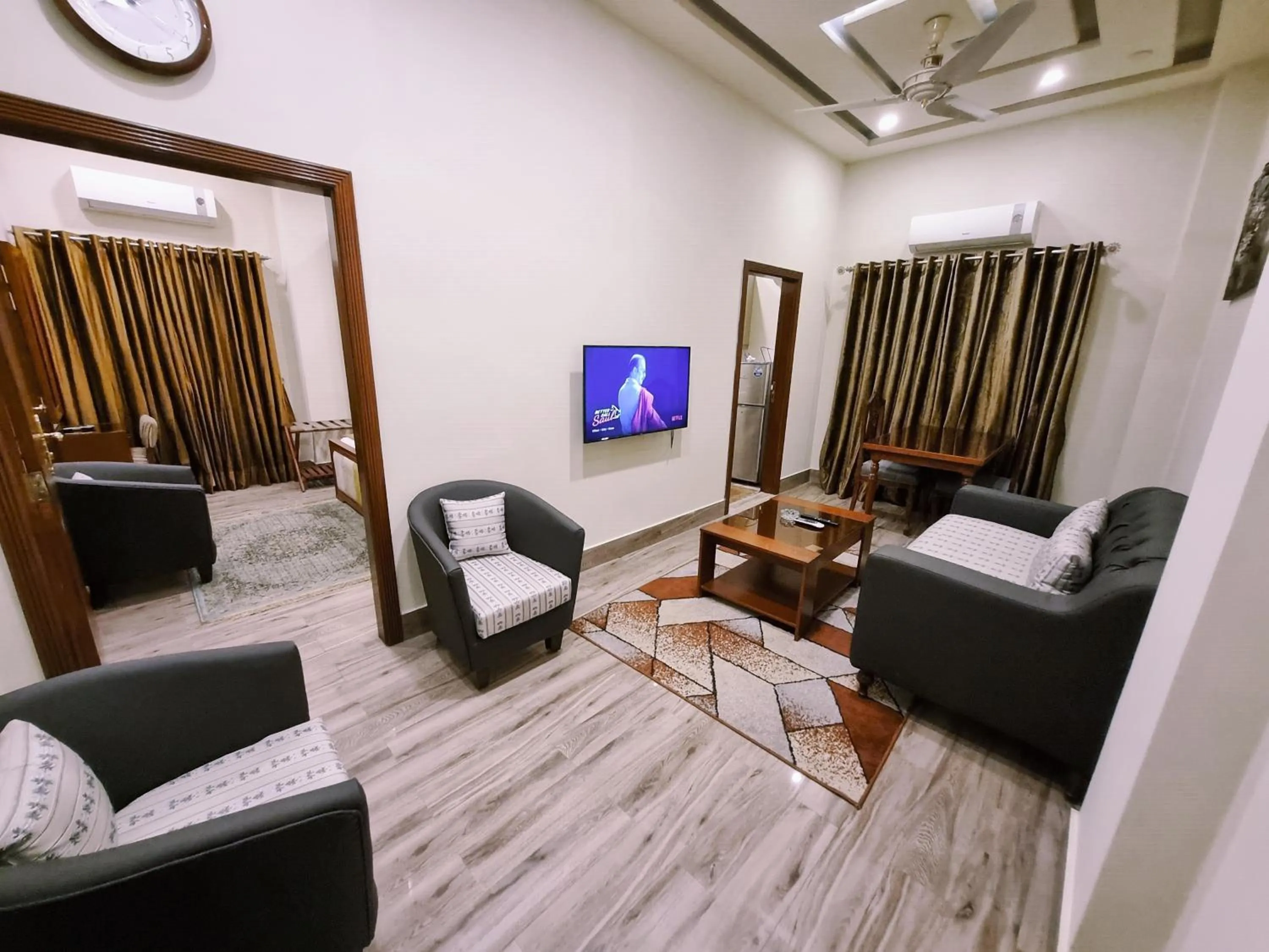 Communal lounge/ TV room in Hayyat Luxury Hotel Suites