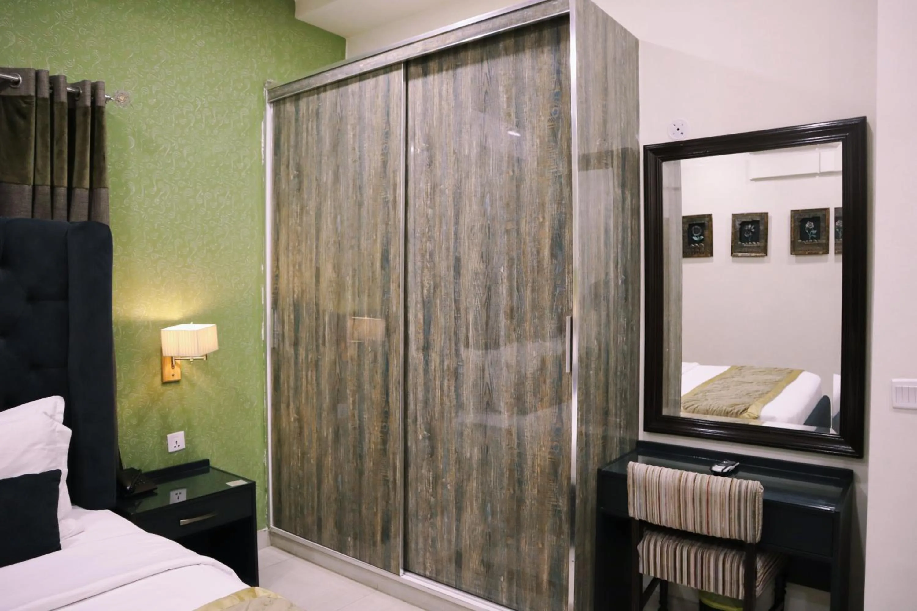 Photo of the whole room, Bed in Hayyat Luxury Hotel Suites