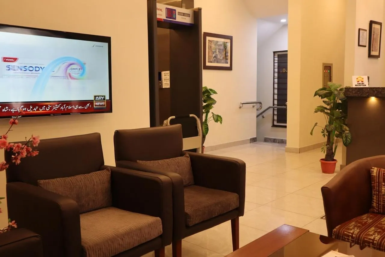 Communal lounge/ TV room in Hayyat Luxury Hotel Suites