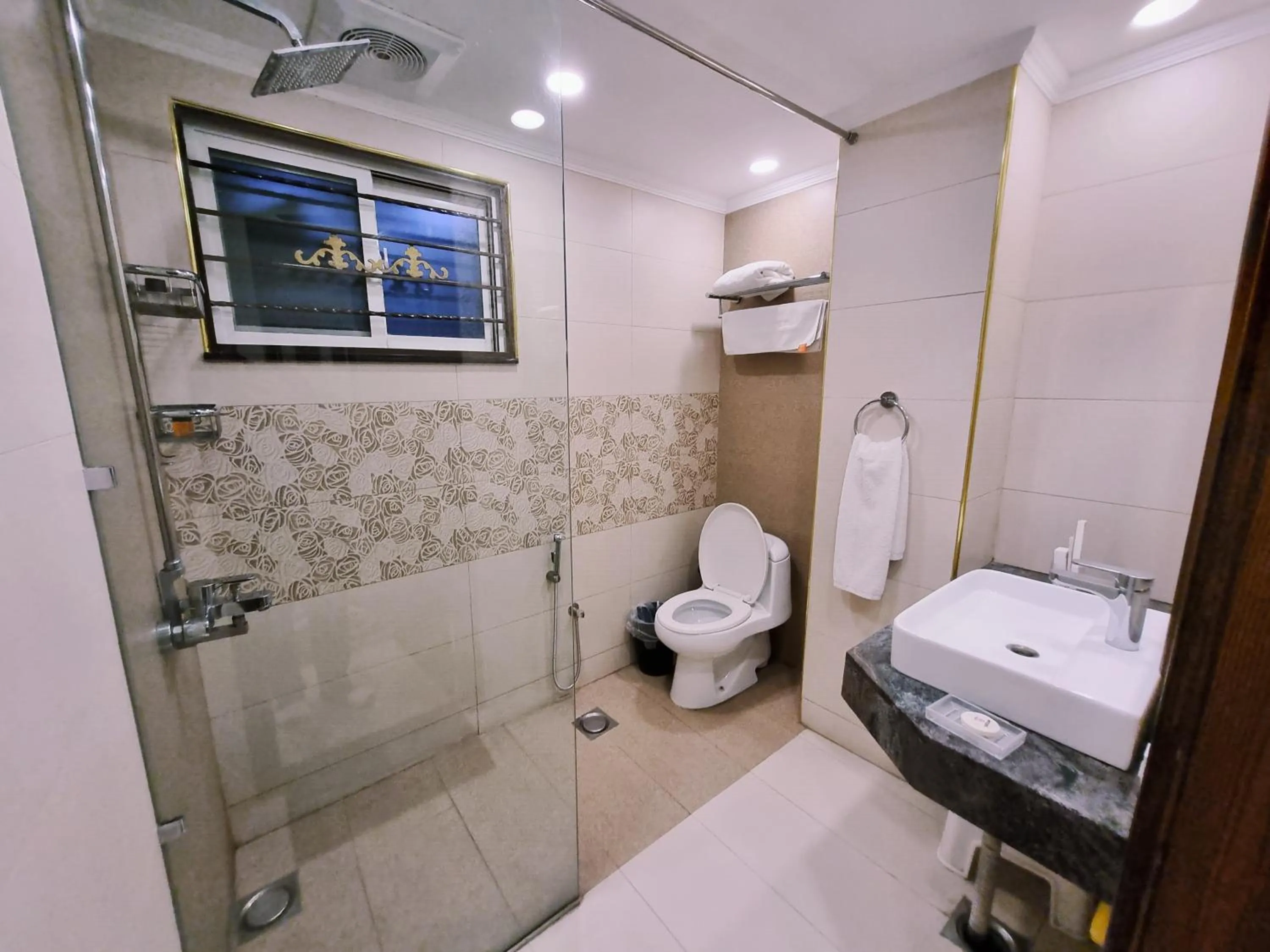 Shower in Hayyat Luxury Hotel Suites