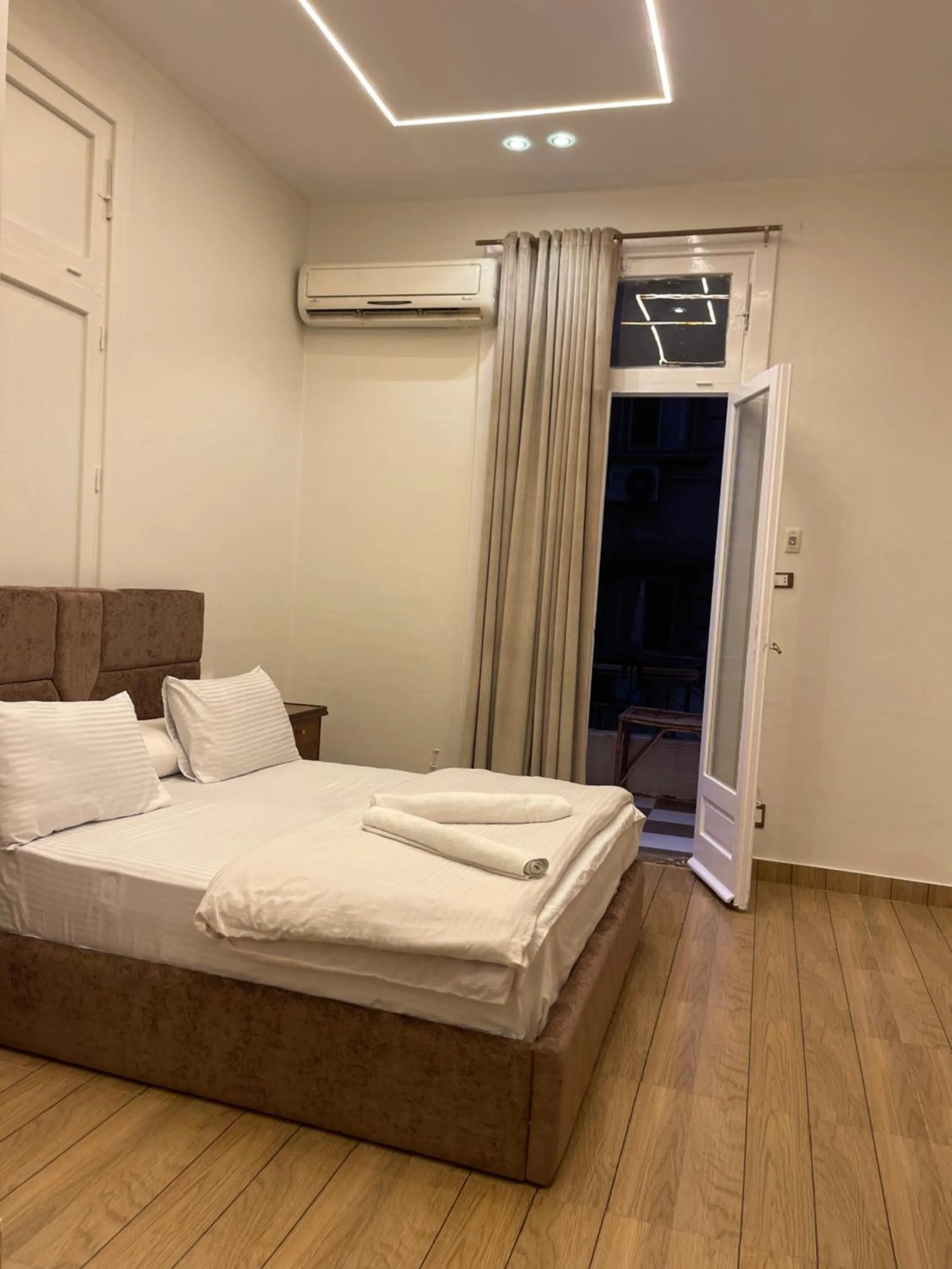 Bedroom, Bed in Miami Hotel