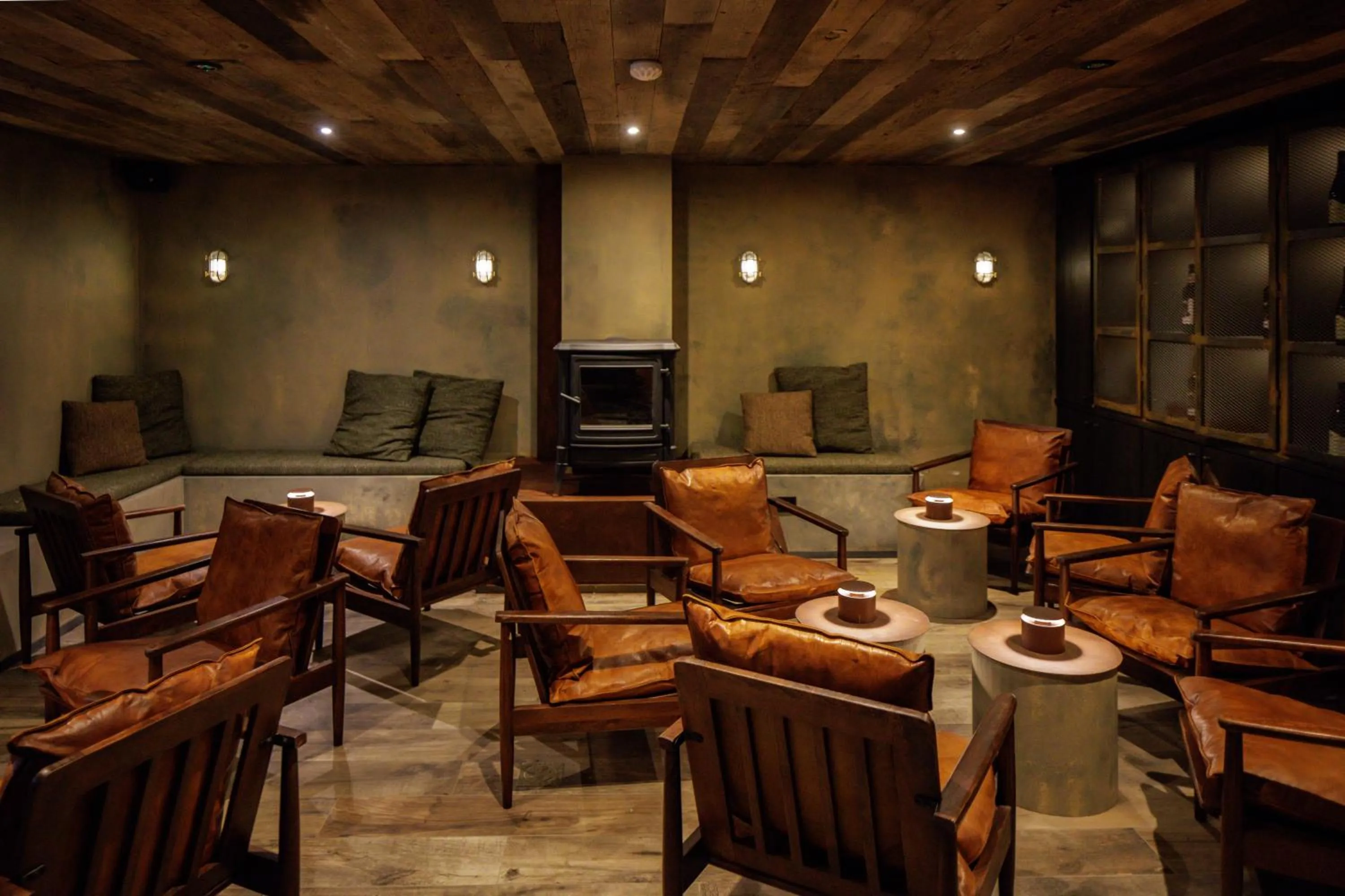 Restaurant/places to eat in Hillview Hotel Grandvoir