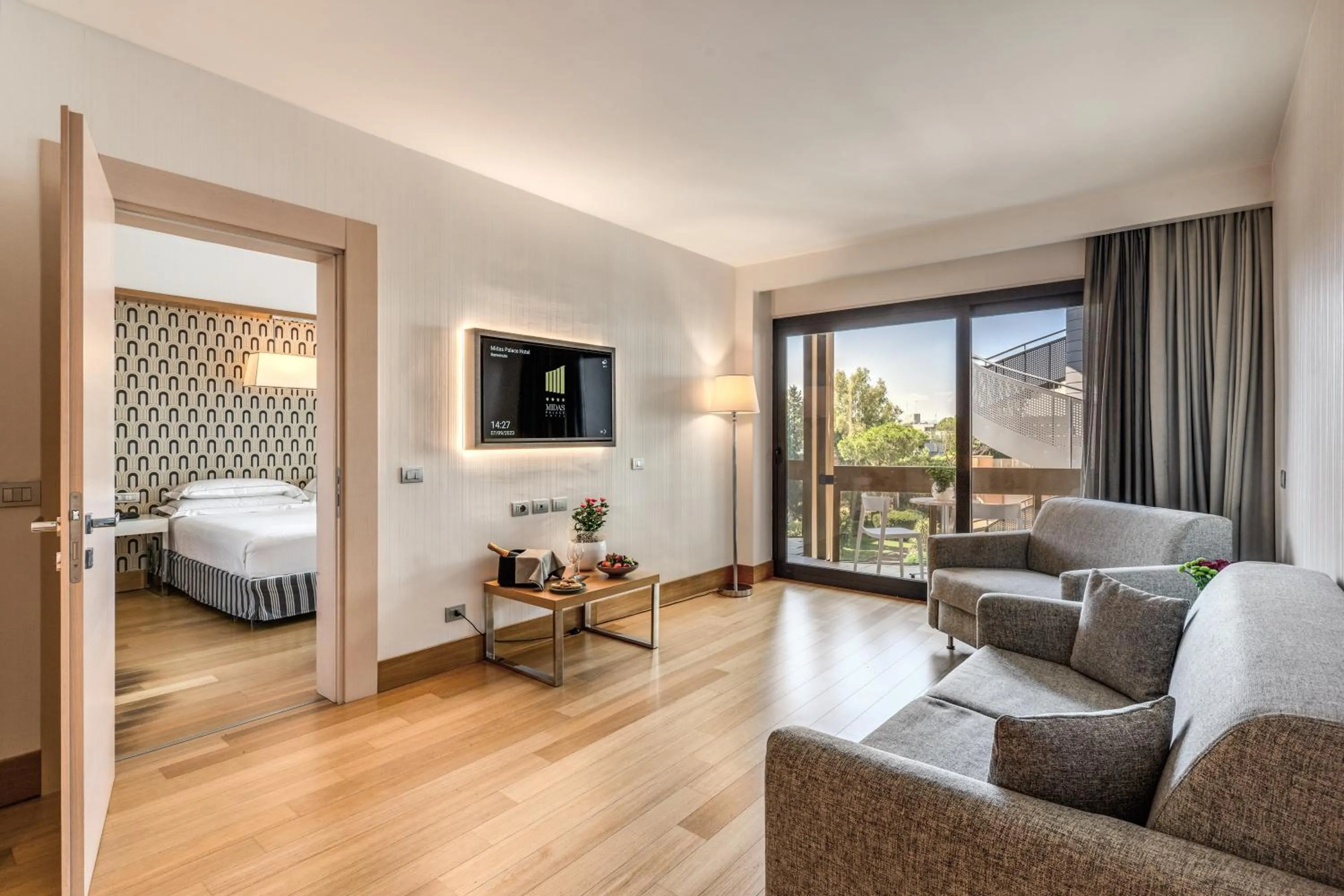 Balcony/Terrace, Bed in Hotel Midas Roma - A member of Barcelo Hotel Group